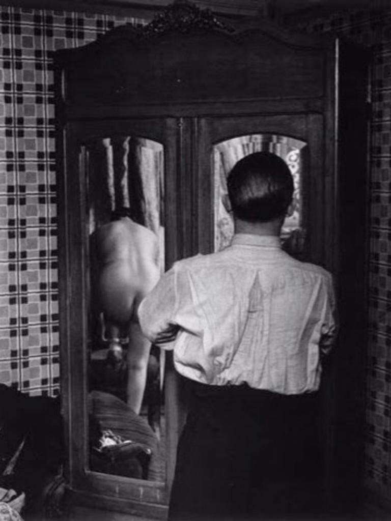 1932, Brassai, L'armadio a specchi.jpg