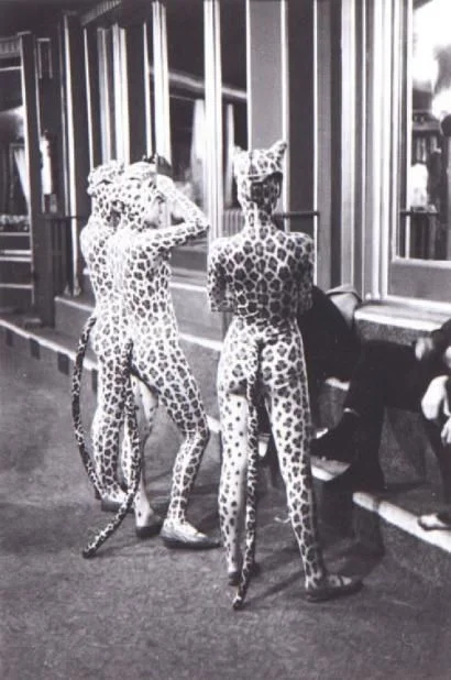 1952, Edouard Boubat, Filles Leopard.jpg