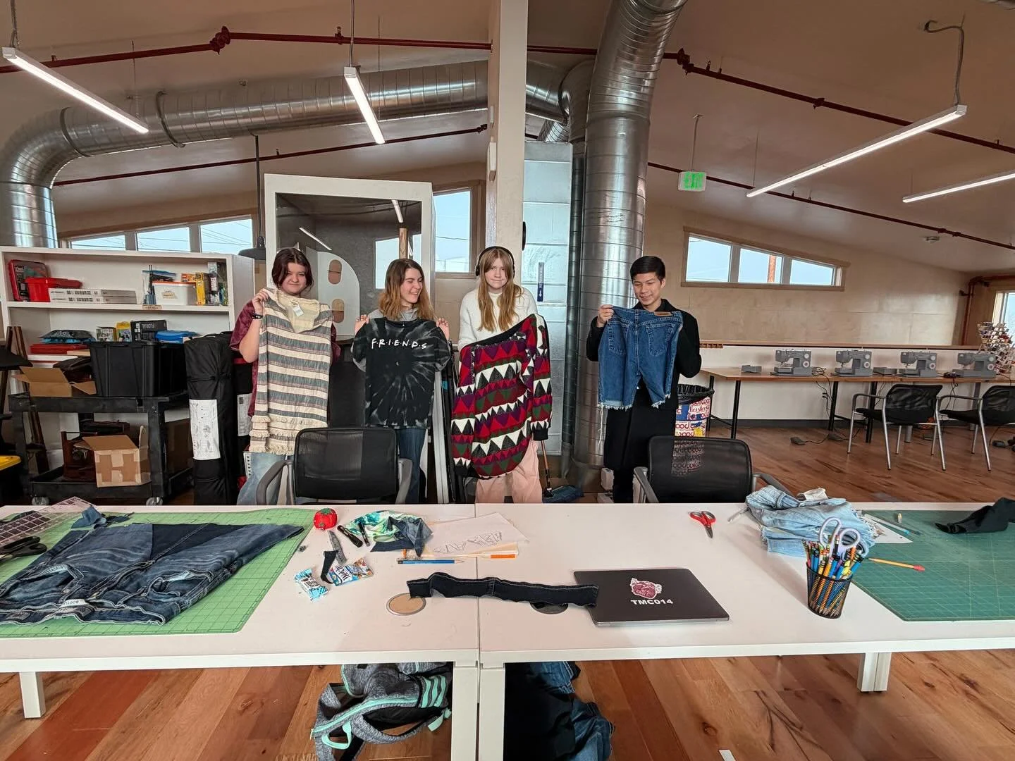 [Espa&ntilde;ol abajo] ✨💙🤩
 Middle and high school students from @logospubliccharter got to reimagine some donated clothes from Roses Are Red Consignment and turn them into something new. 👖 Upcycling clothes allows for an abundance of self-express
