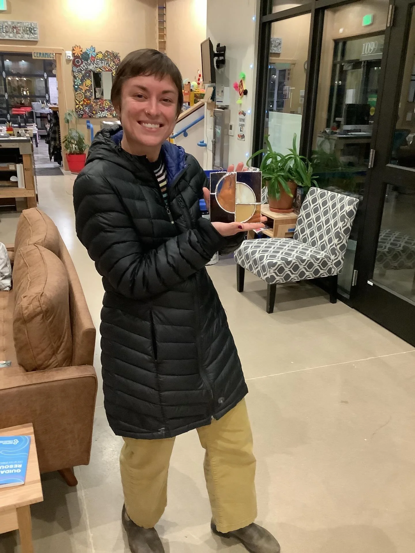 [Espa&ntilde;ol abajo] ✨💙🤩
You all have been creating amazing stained glass pieces over the last couple of months! We&rsquo;re so excited to see our Intro to Stained Glass Workshops filling up, which means we can now introduce Intermediate Stained 