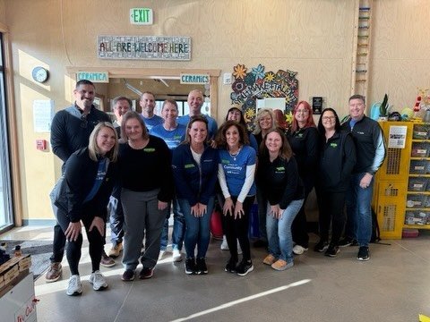 [Traducci&oacute;n en los comentarios] ✨💙🤩
Big hearts. Busy hands. MAJOR impact. 💛
We had the BEST day with an incredible volunteer team from Regence who showed up ready to work and care for community alongside us at Talent Maker City.
In just a f