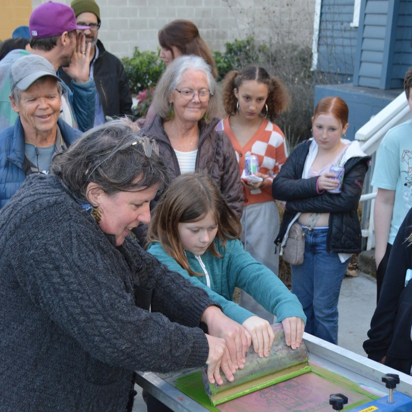 [Espa&ntilde;ol abajo]

Fresh prints were flying at First Friday in Ashland! 🎨

TMC teamed up with our friends @kswild and @roguetogo for a night of screenprinting, creativity, and community. Folks showed up with well-loved tees and totes, pulled so