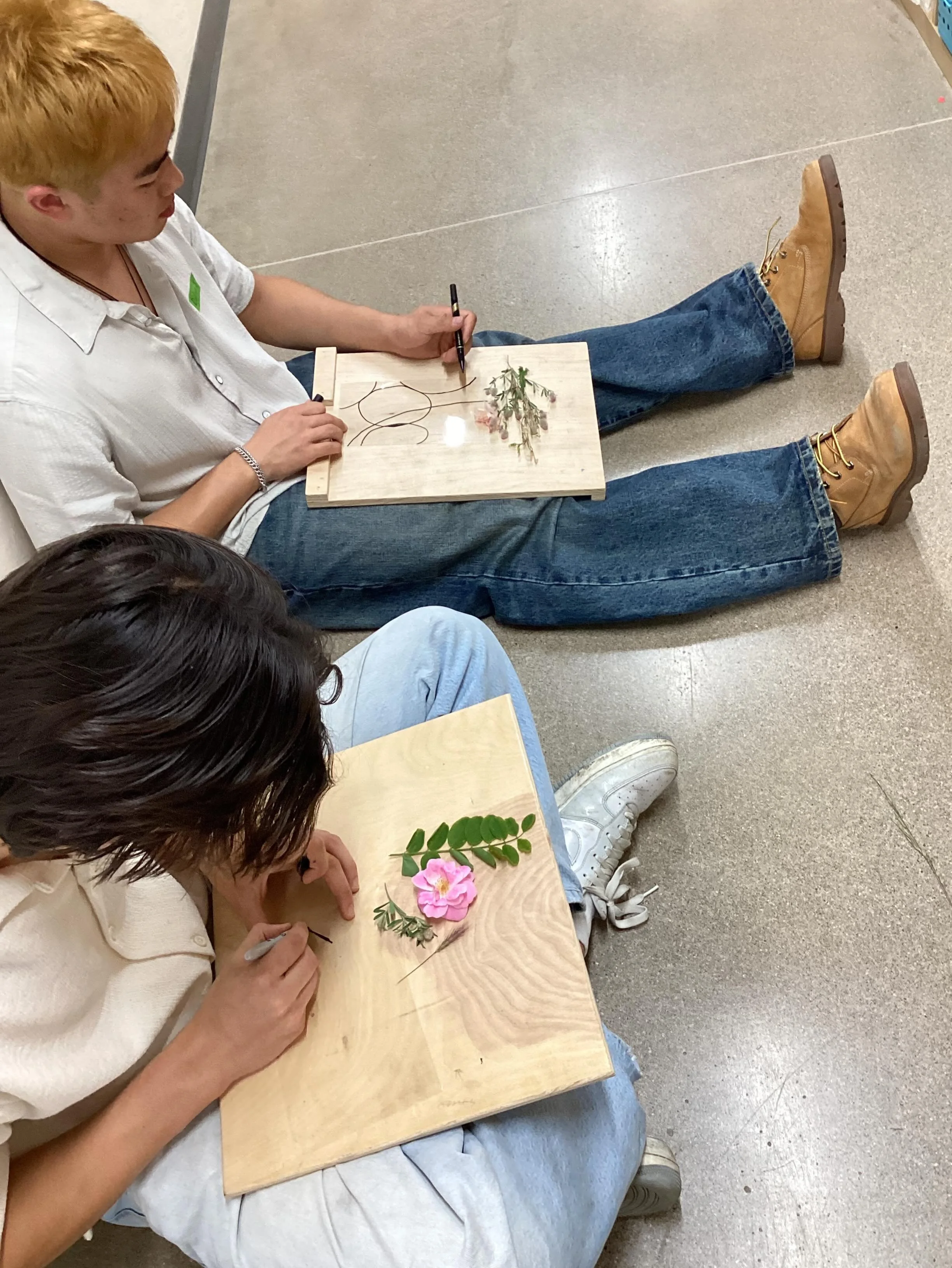 [Espa&ntilde;ol en los comentarios] ✨💙🤩
🎓✨ Graduating seniors from a school in Sacramento spent the day at Talent Maker City diving into a variety of hands-on workshops that showcase the creative heart of our community!

From screen-printing gradu