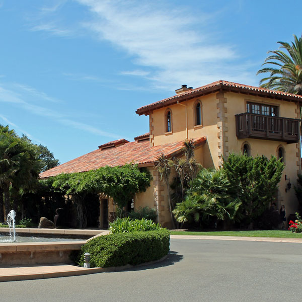 https://commons.wikimedia.org/wiki/File:White_Oak_Vineyards_%26_Winery_Sarah_Stierch.jpg
