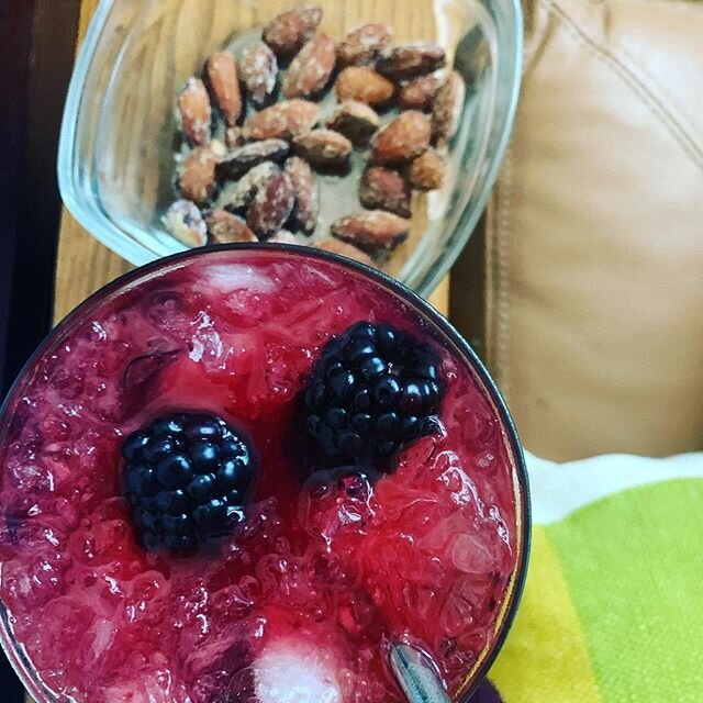 Today&rsquo;s Quarantine Cocktail Hour. A blackberry bramble and of course smokehouse almonds in bracingly tart salt and vinegar 😝 hurts so good. Current status: fishing out the leftover blackberry bits with my reusable straw. Nature&rsquo;s boba.