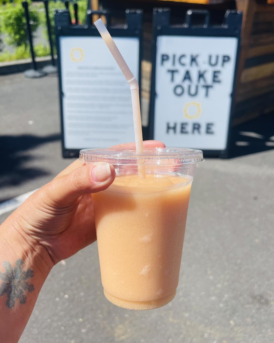 It&rsquo;s a beautiful day at the waterfront for a dip in the river and Froz&eacute; to-go! 

#visithoodriver #iykyk #expertadvice #staycool #fros&eacute;