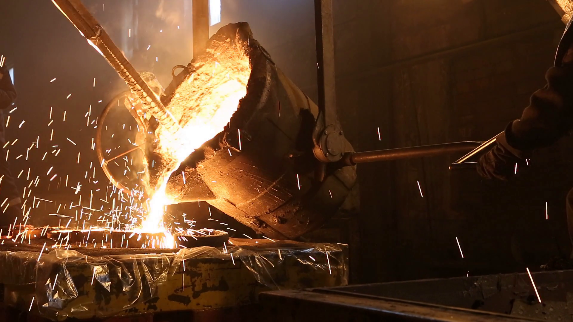 videoblocks-melting-of-the-metal-at-the-factory-the-liquid-metal-is-poured-into-molds-blast-furnace-which-melts-metal-ore-splashes-of-molten-metal-at-the-plant-melting-iron-in-the-foundry_s-ulxvqal_thumbnail-full05.png