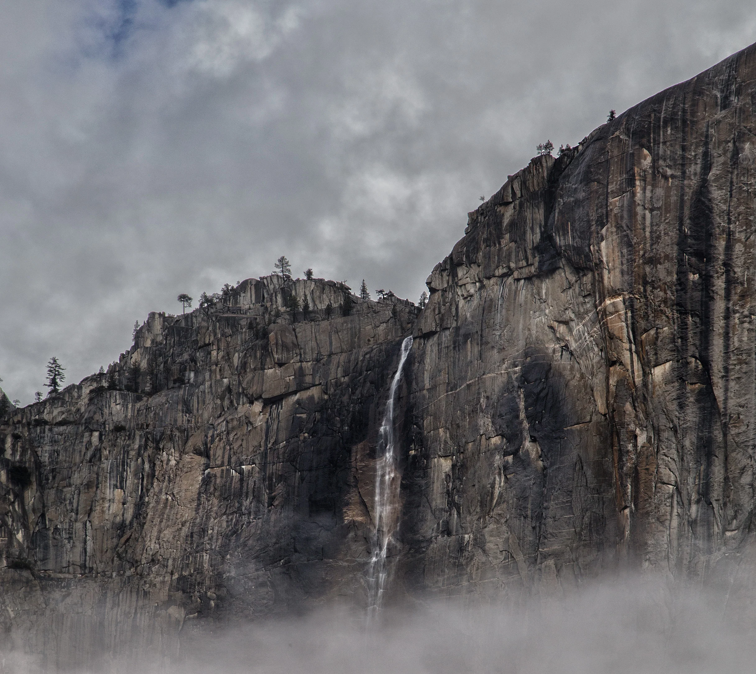 Waterfall in Yosemite Valley.jpg
