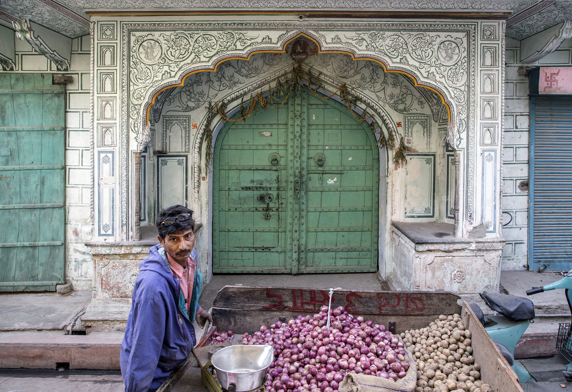 Red onion peddler in Jaipur