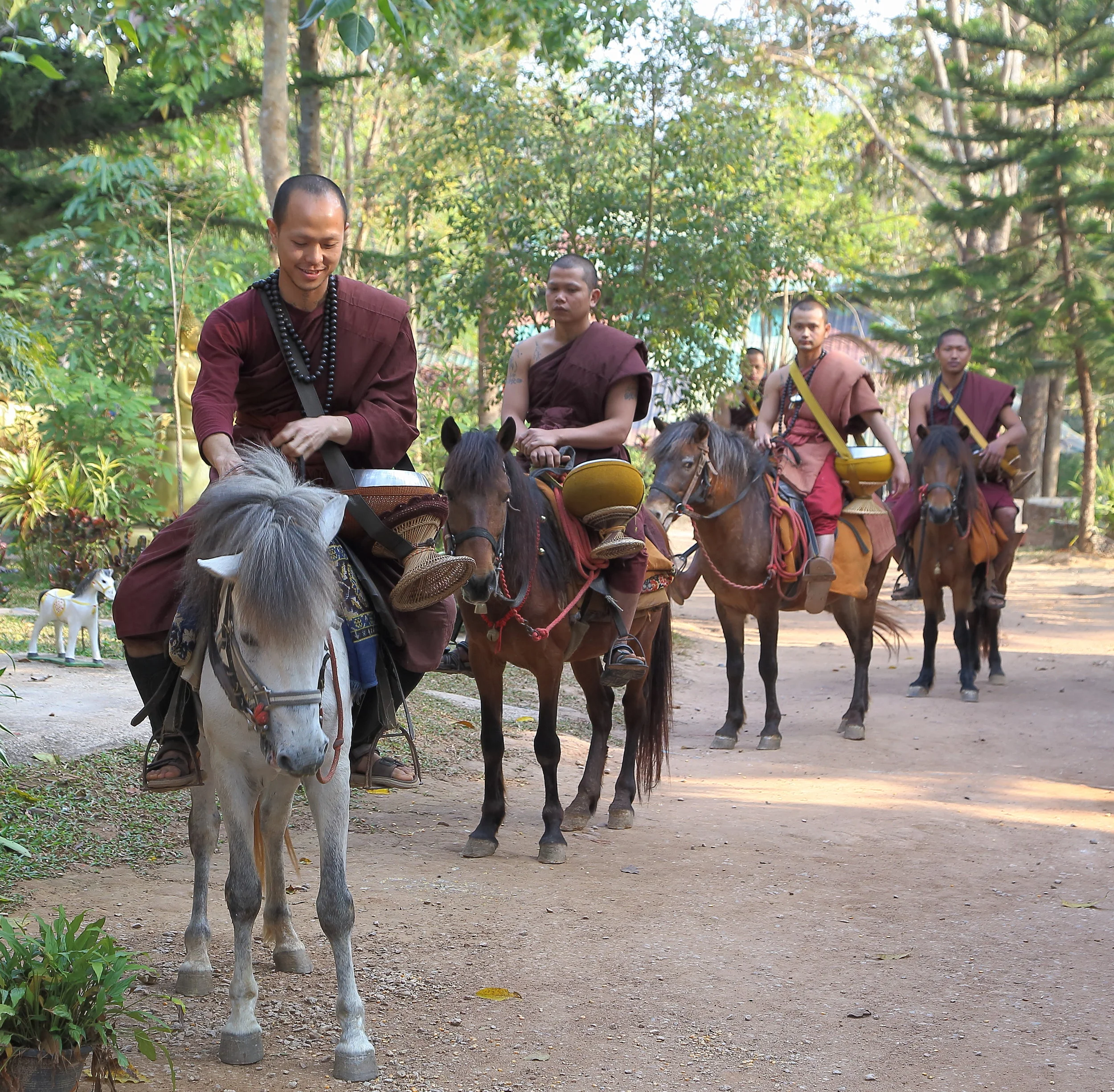  Phra khi mah bintabaat (พระขี่ม้าบิณฑบาต) Thai. ‘Monks (phra) riding (khi) horses (mah) to go alms begging (bintabaat)’. Term referring to the monks and novices of Wat Tham Pah Acha Thong in the amphur Mae Chan of Chiang Rai province. Every morning 