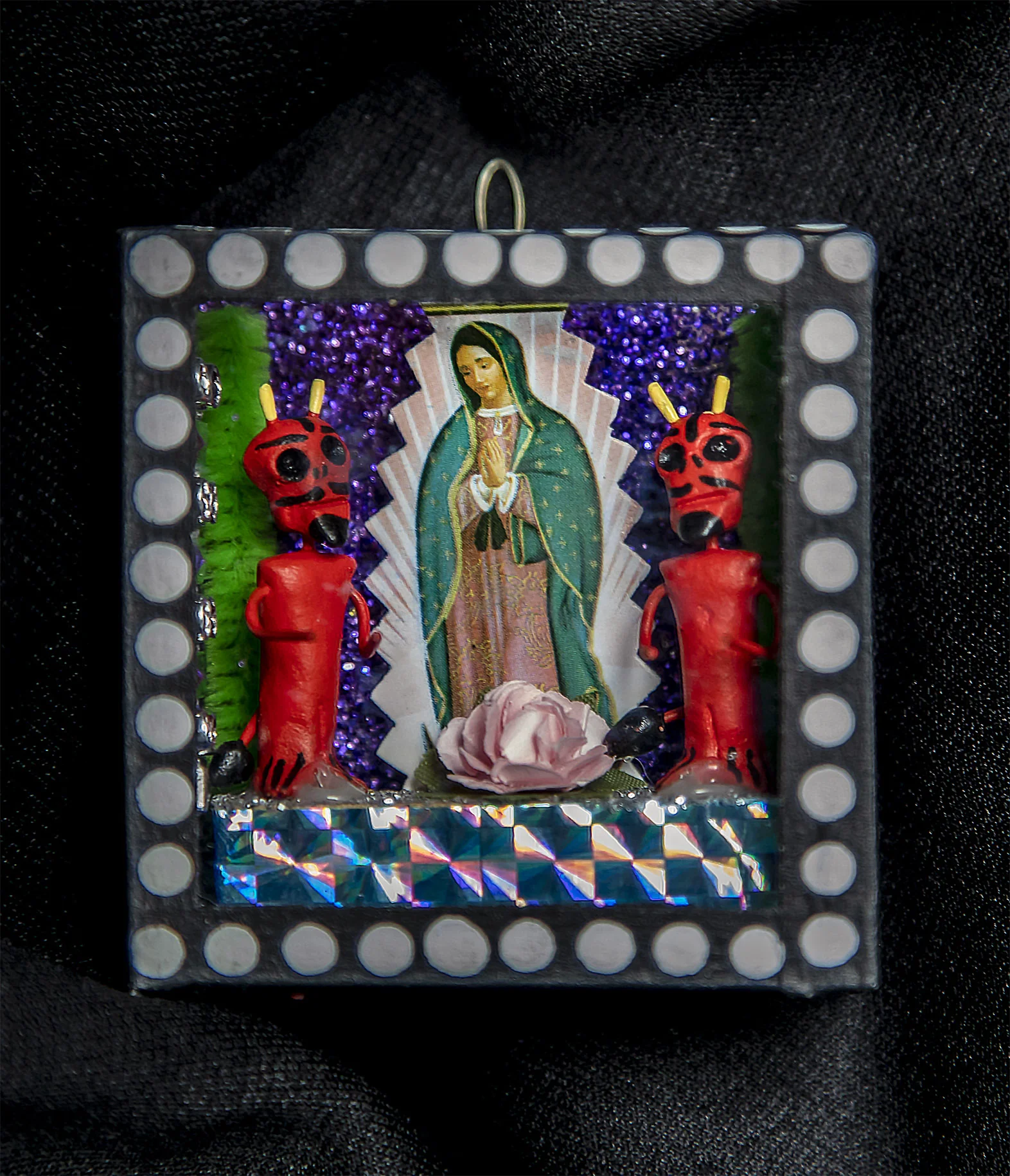 Square pendant 6.35 cm.