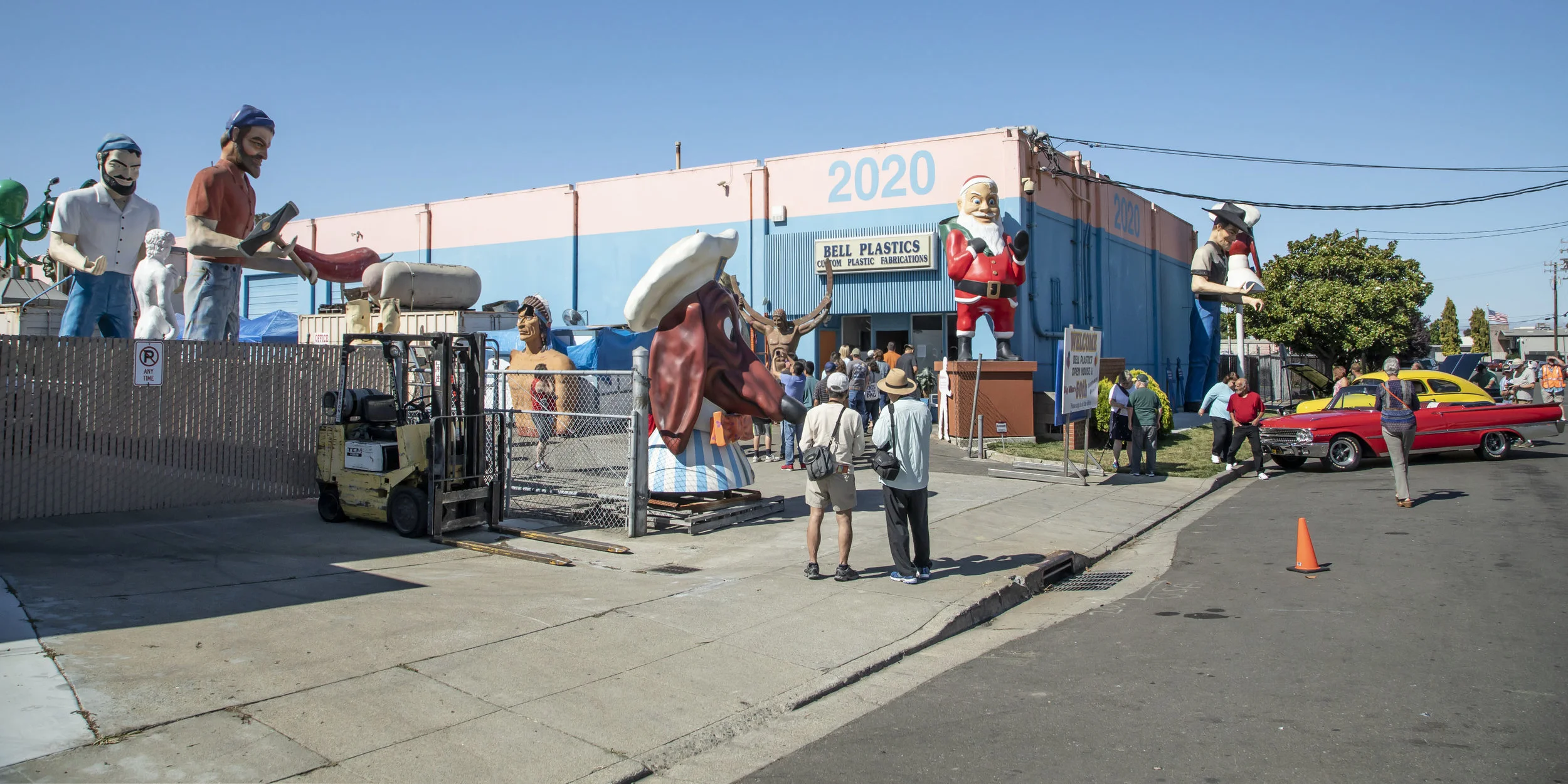  Huge figures, classic cars and free hot dogs are a big draw on a hot Sunday morning in Hayward. 