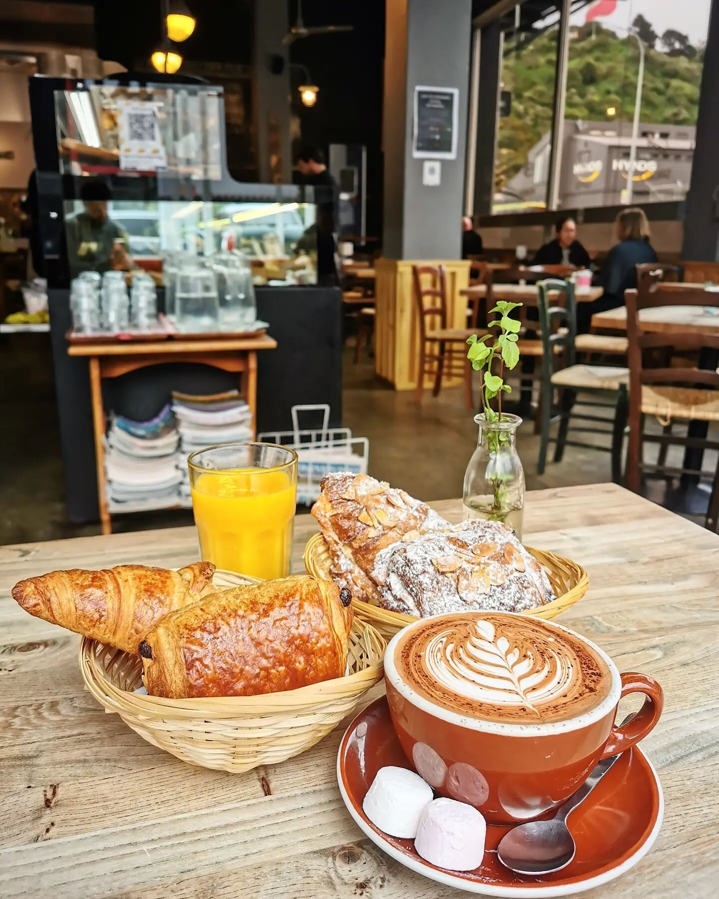 Are you more regular croissant and pain au chocolat or do you go straight for the almond version 🥐🇫🇷🥐 ??

After a sunny winter weekend and a grey Monday so far, these treats will keep you going and give you a good excuse to go out!

And don't for