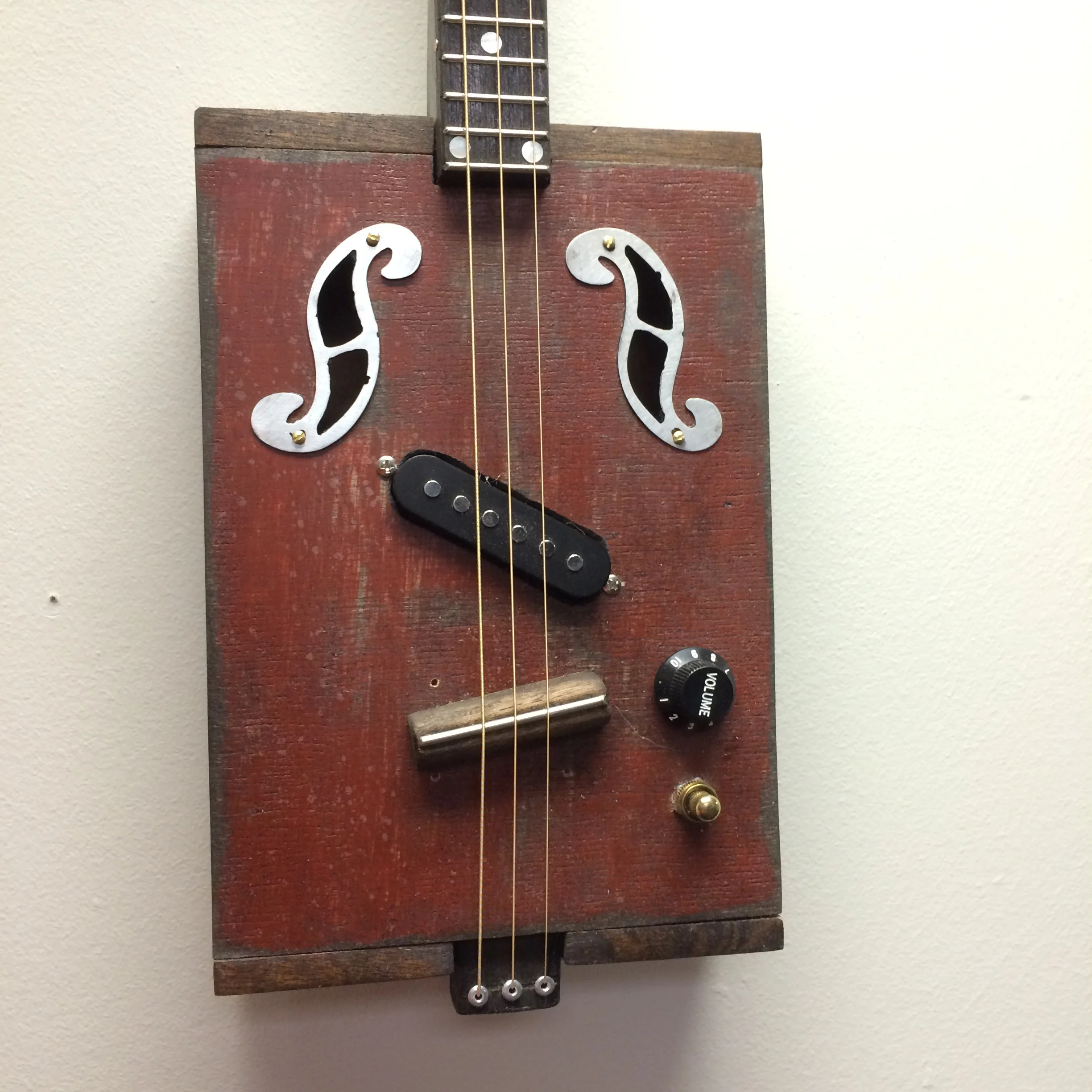 This CBG features the signature f-holes Del incorporates into many of his designs.