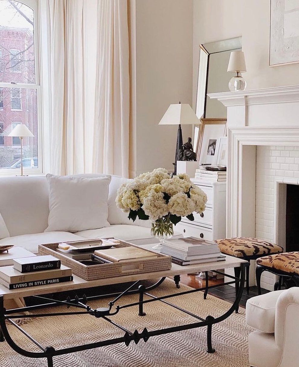 Seegerbydesign loves&hellip; this elegant living space with its transitional style. Repost @ashleytstark #transitionalstyle #interiordesign #livingspace #elegant #whiteinterior #elegantstyle #interiors #interiorstyling #decor #homeinspo #homeinterior