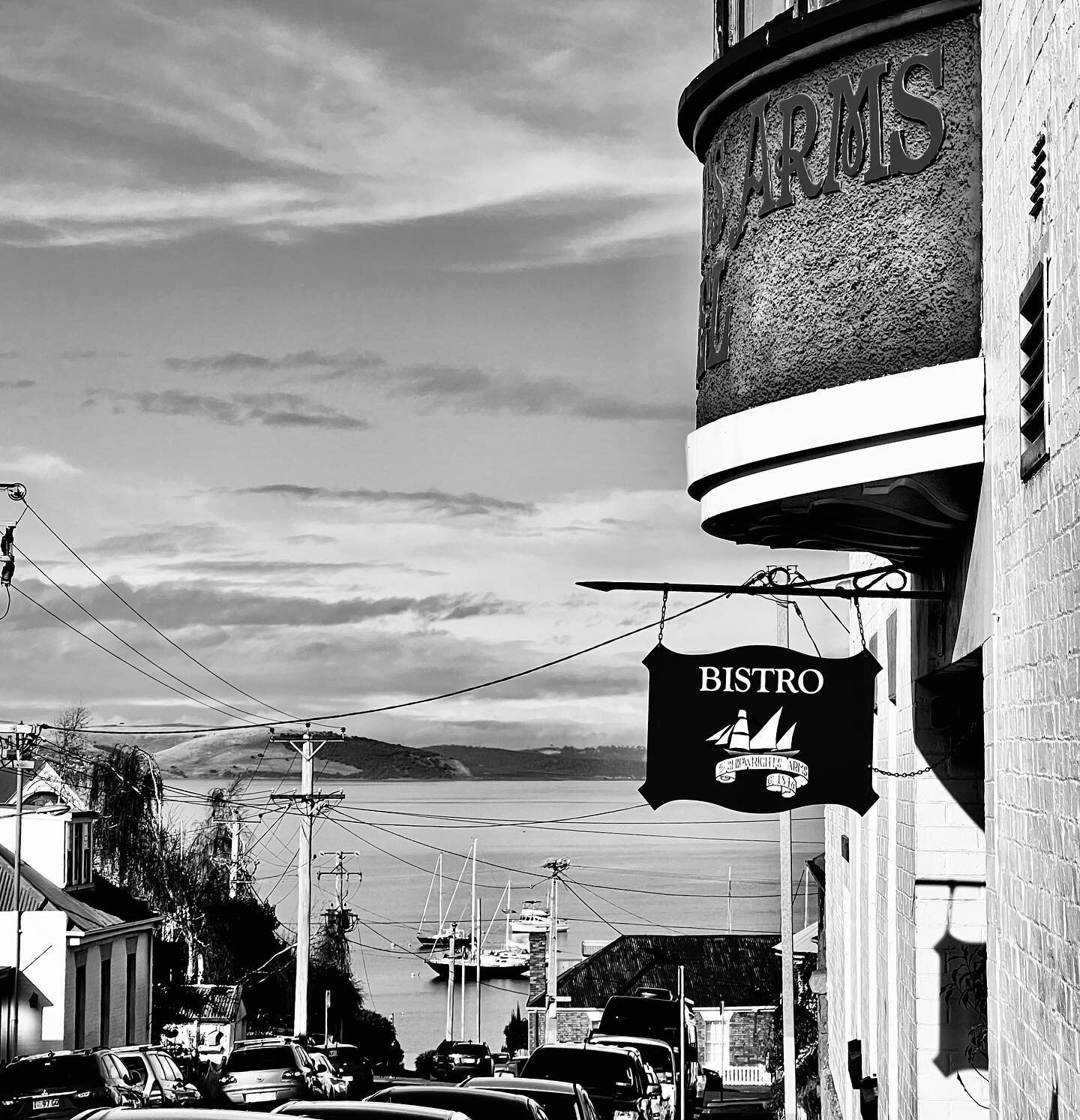 Seegerbydesign loves&hellip; the charm of Hobart&rsquo;s historic Battery Point and the harbour view from Shipwright&rsquo;s Arms Hotel #batterypoint #batterypointhobart #shipwrightsarmshobart #hobartharbour #pubhobart #batterypointhistory #ilovehoba