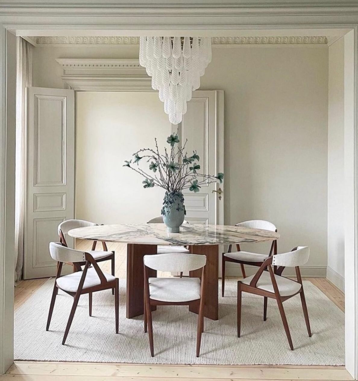 Seegerbydesign loves&hellip;. A soft palette and balance of space @ashleytstark #style #interiordesign #decor #diningroom #diningtable #elegantdining #classicaldetailing