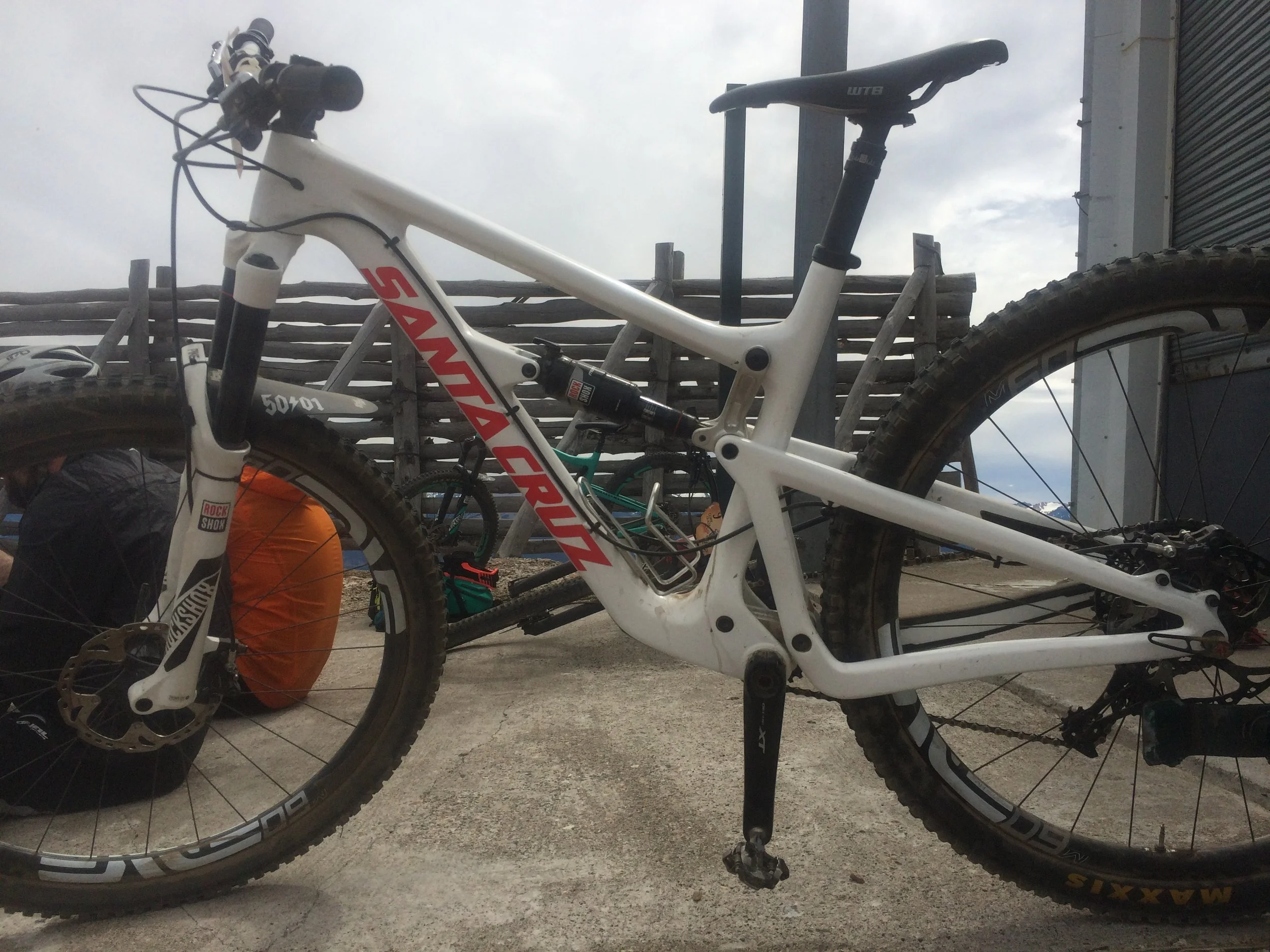 Santa Cruz Hightower test mule. This is a custom pre-production bike with prototype rockers etc for staff to use for testing purposes photo : therodfather