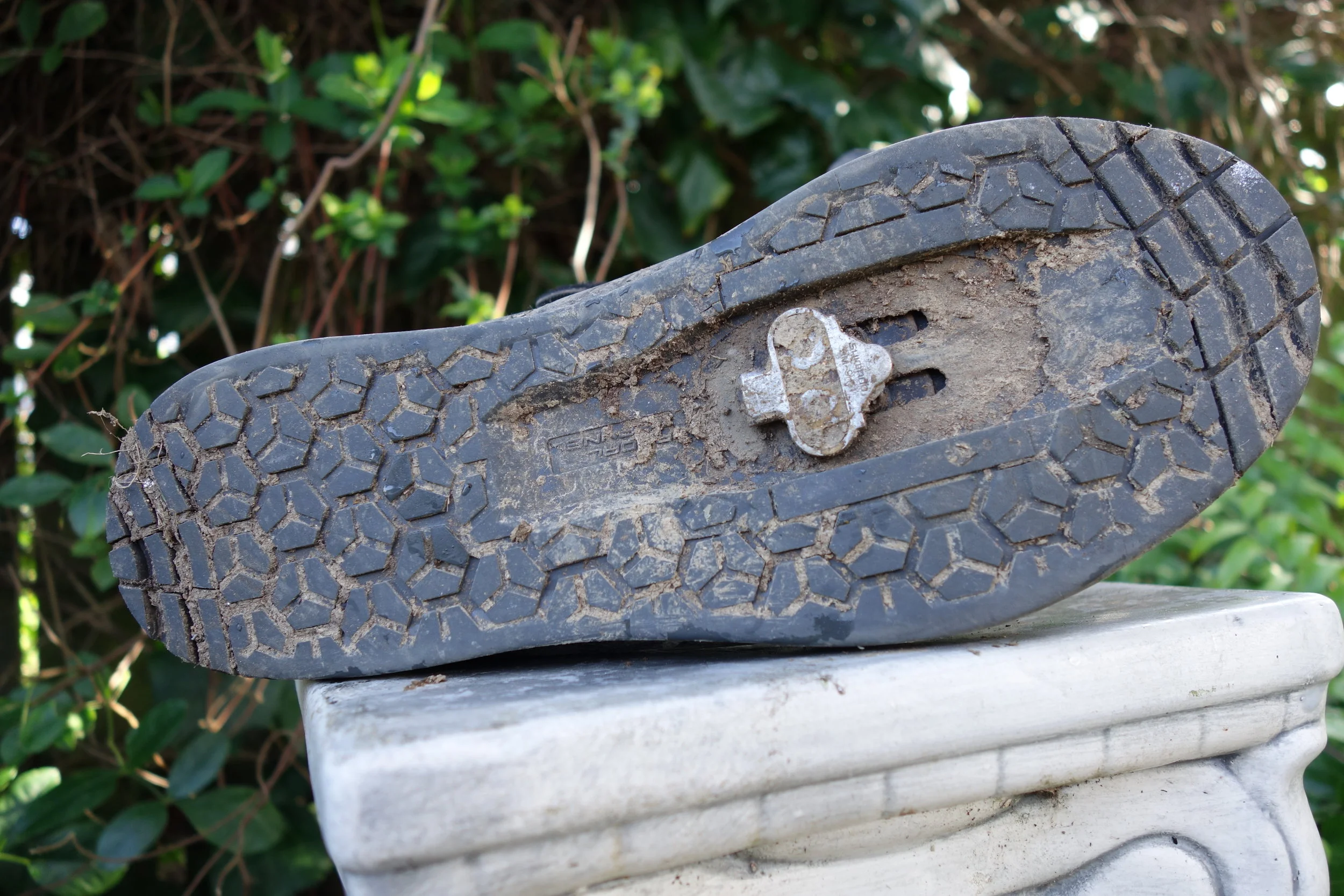 I've cut many a cleat slot further back in most of my riding shoes over the years, but with the AM9's I still have about 8mm more to go. When I panic and unclip I can just step back on the pedal and the raised cleat catcher can sit in that recess at the back until I'm ready to clip in again.