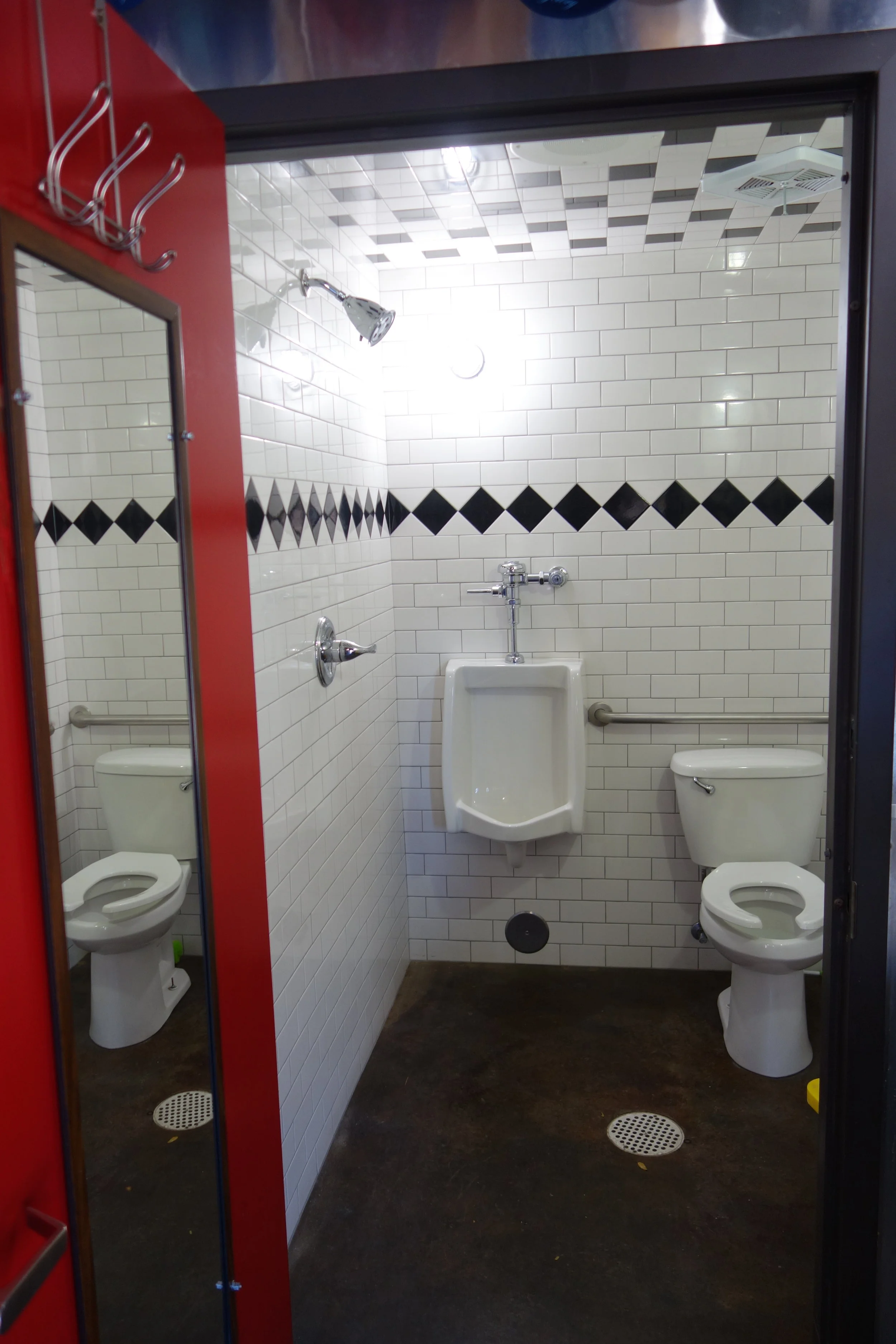 Especially one with a toilet like this. NZ bikeshops...you should be ashamed!