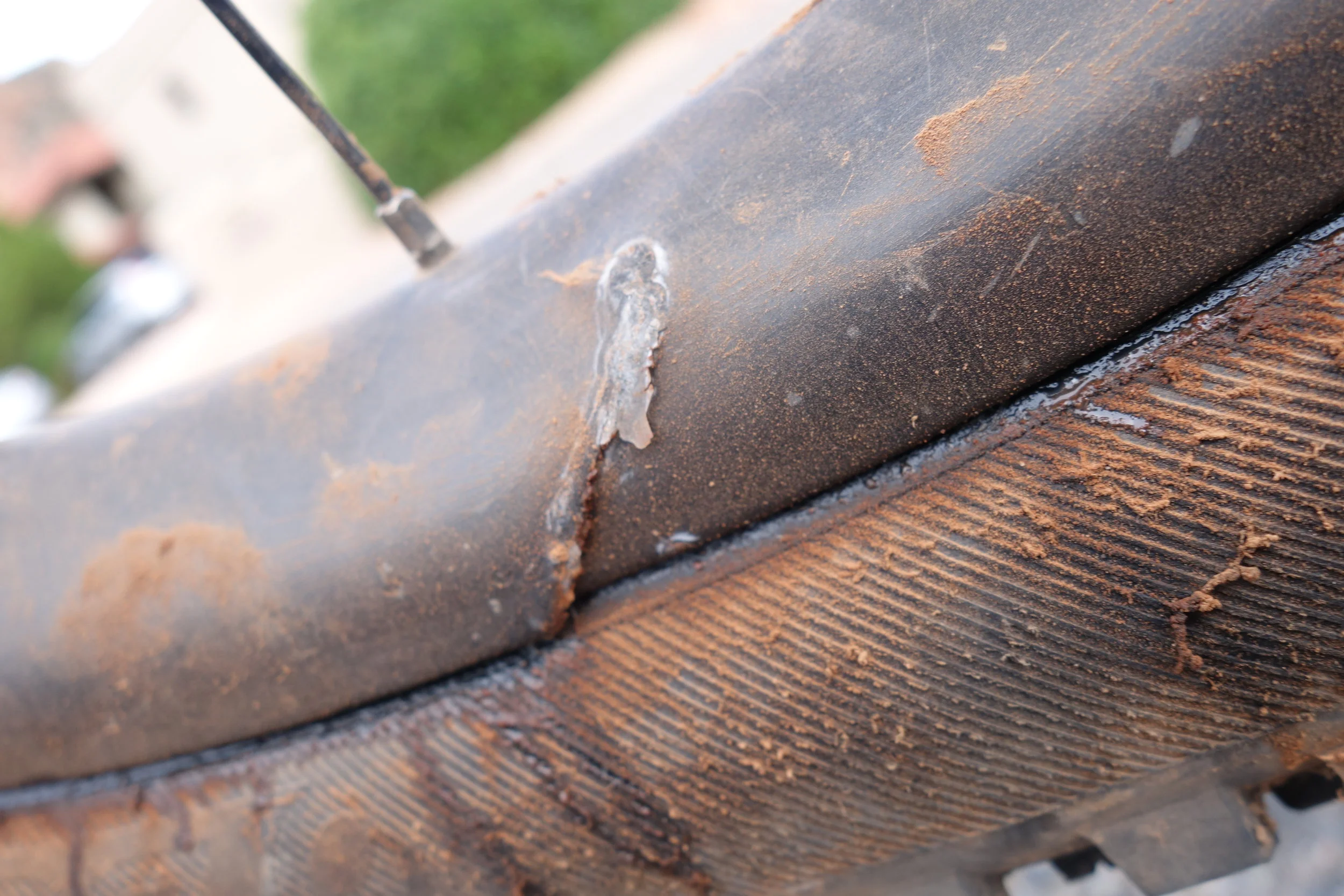 What a shame Jeff didn't buy his wheels from Wheelworks Handcrafted Wheels. If he had he'd get them rebuilt for free. Jeff glued his rim up but Hi-line ripped it open again.