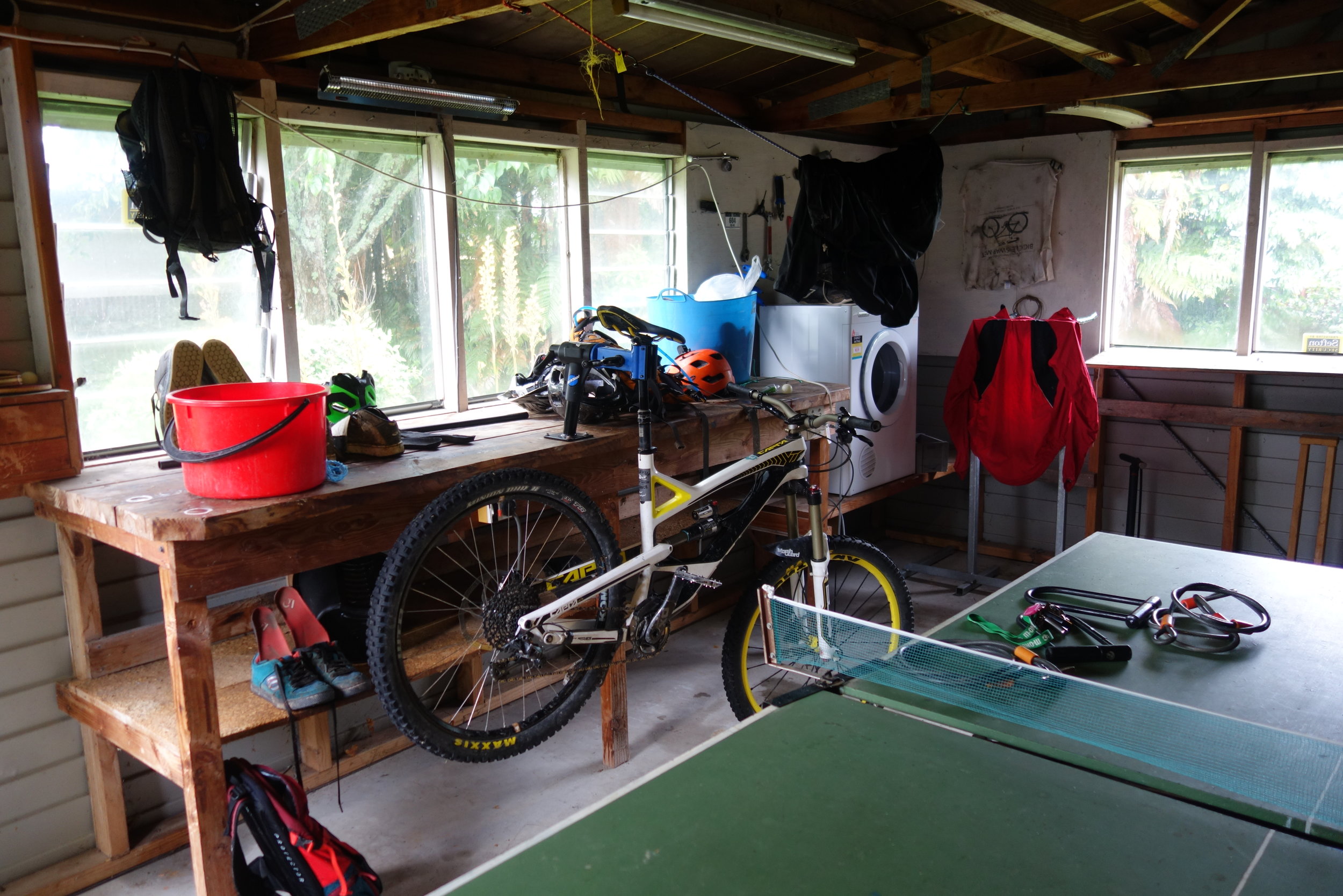 Also a workbench with clamp, a few handy tools, a bike rack and tabletennis table.