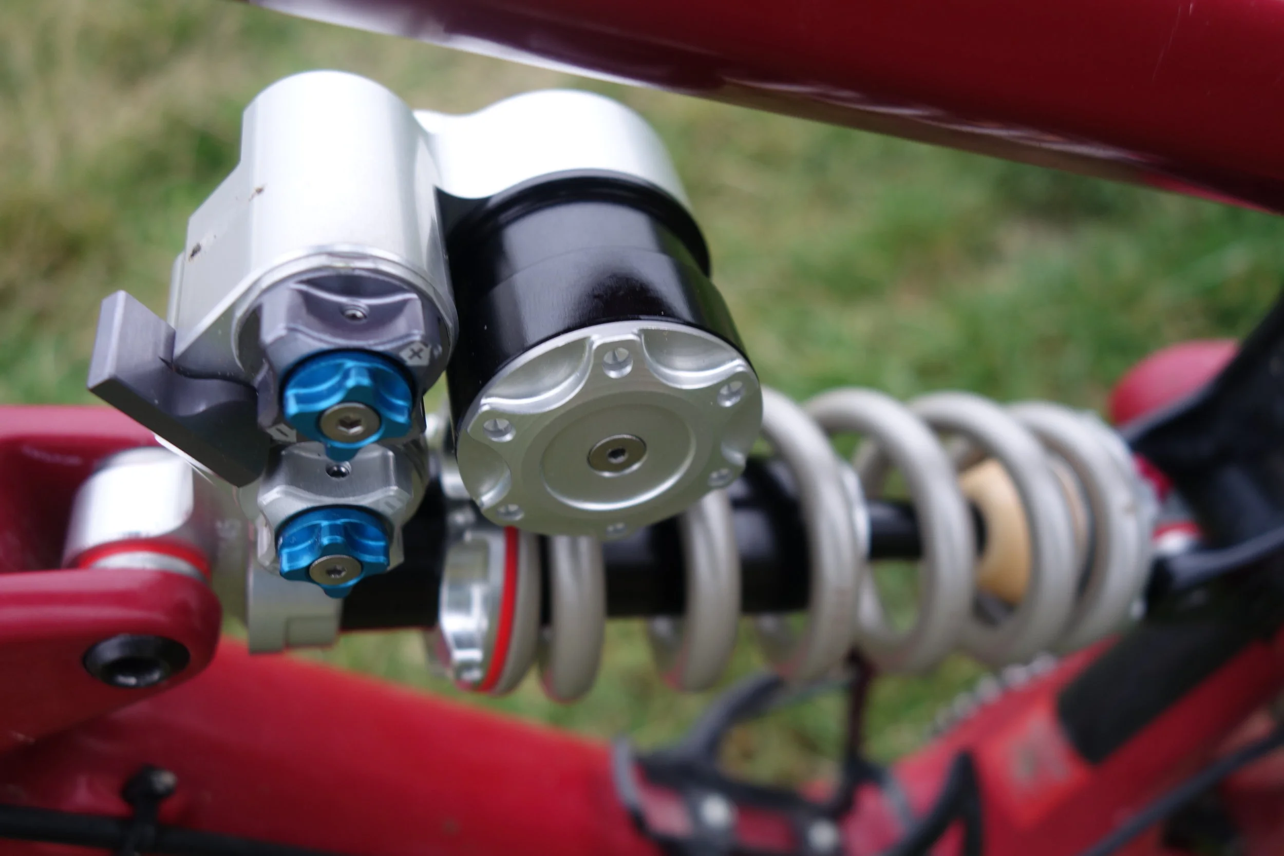 If you looked under a pro-racing monster truck I reckon it's suspension would look a little like this.