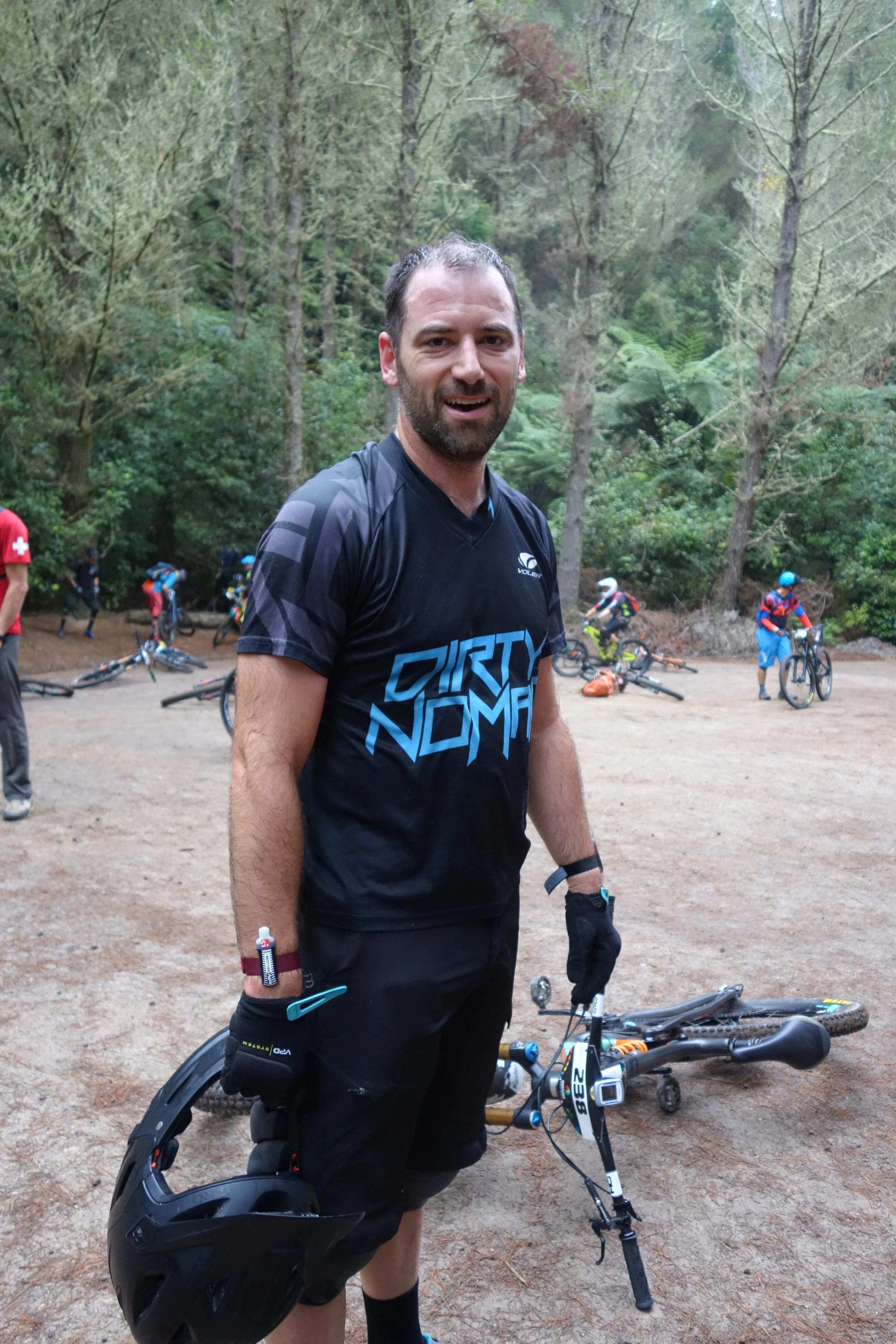Dirty Nomad arrived in a sweaty fluster to his start just in time after getting lost on the ride in around the lake edge. Signage was at a minimum and many riders suffered the same fate