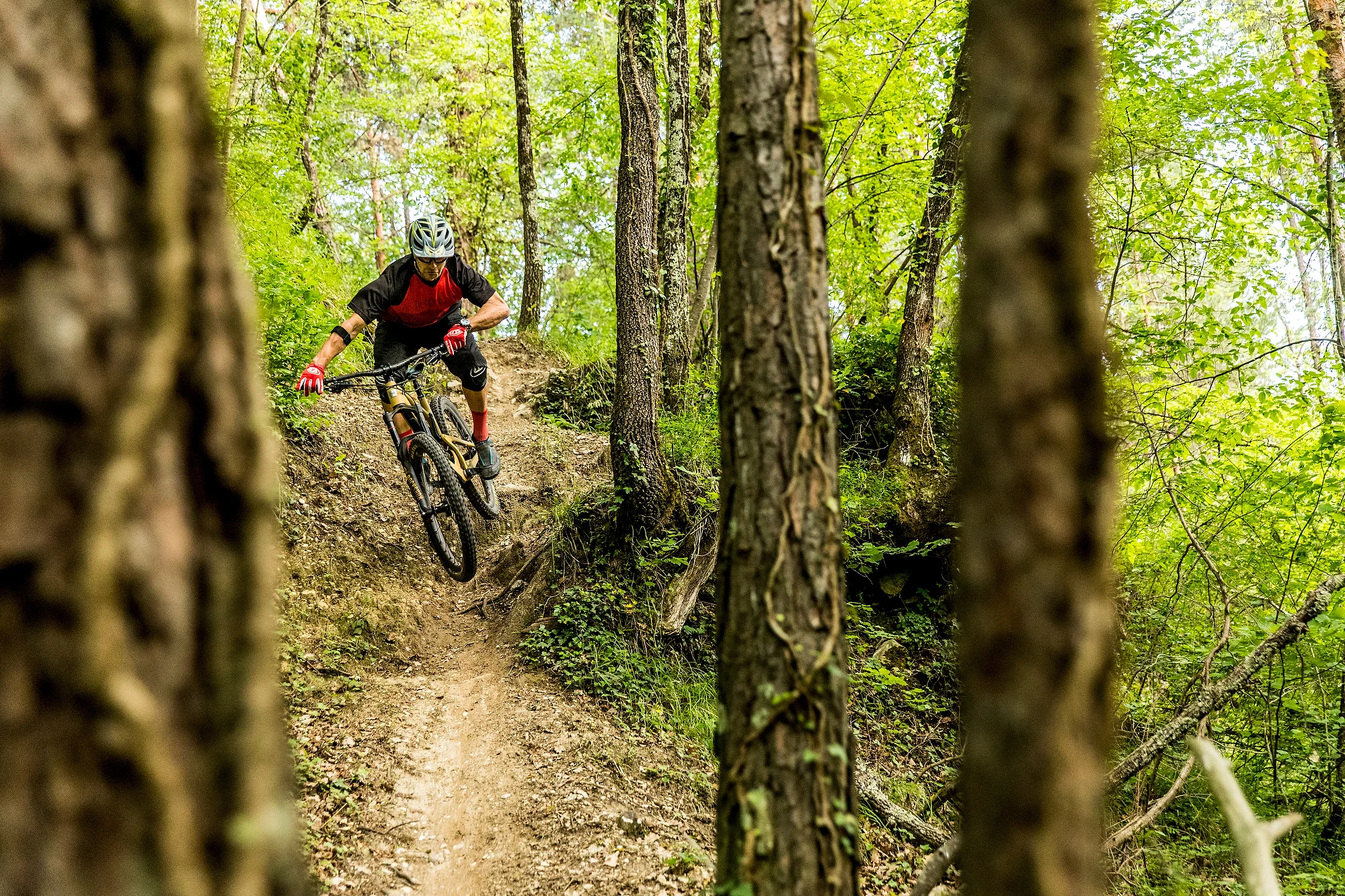 This is me riding the Nomad in Sospel, France. Bars seemed to turn ok. I put that down to bearings in the headset. Genius. Sven took this pic. I know this 'cause I saw him hiding in the trees.