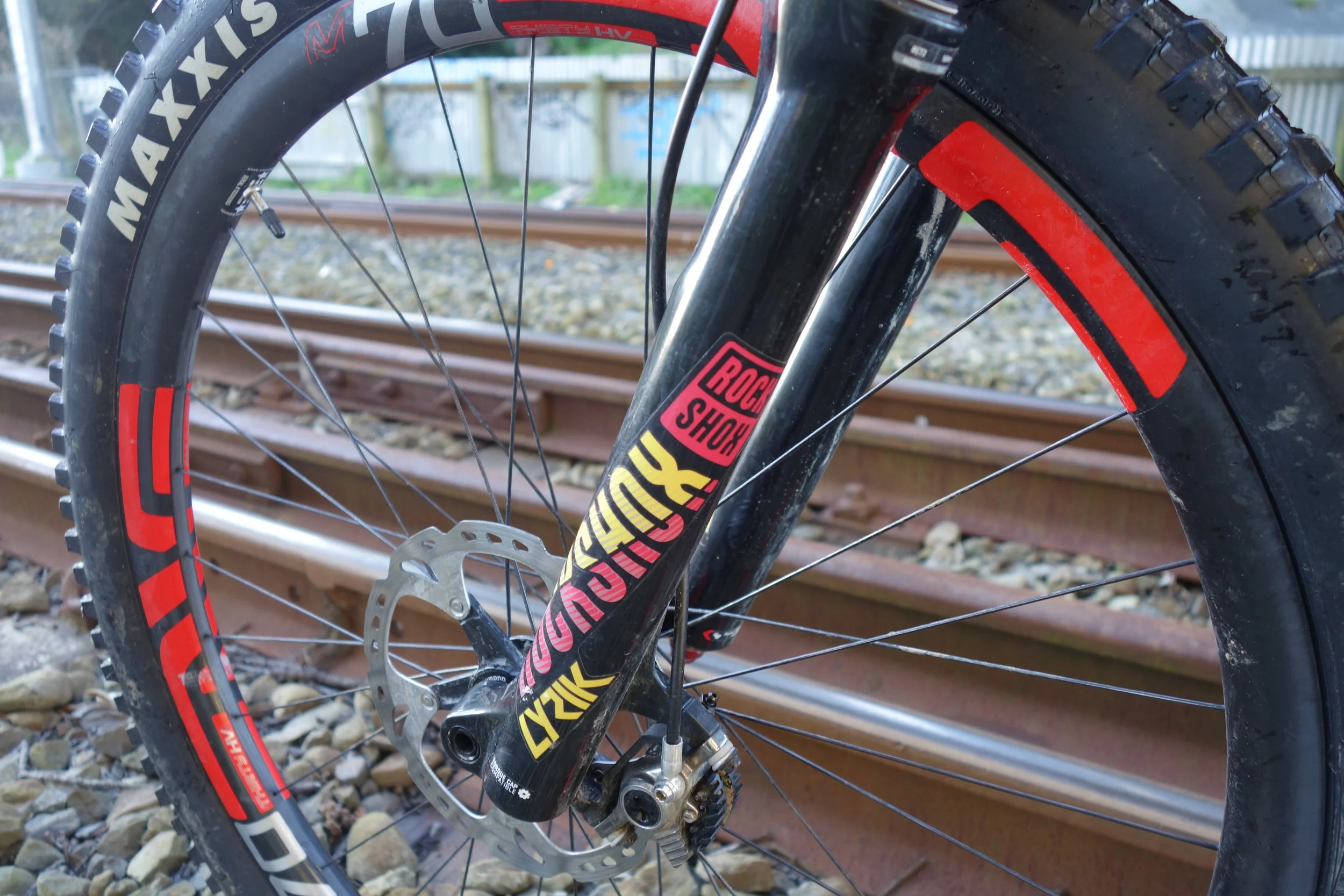 The new 2018 Lyrik still hasn't arrived here yet. 160mm travel fork. 180mm XTR stoppers. Super stiff M70HV rims with a 30mm internal width. Maxxis DHRII 2.4WT