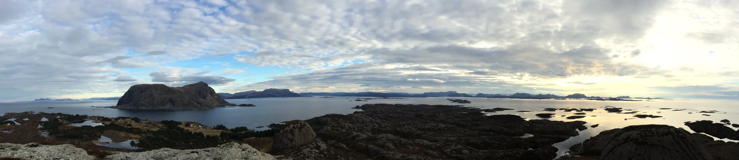 Panoramautsikt fra Høgkletten på Værlandet. Fra venstre kan man skimte Kinn og omkringliggende høydedrag mot nord, Alden mot nordøst, Atløyna mot øst, Lihesten mot sørøst og Sula mot sør. Nærmere oss ser vi Værlandet fra Noreneset til Værøyhamna, Skrøpelestø, Hittuna, ferjekaia, Nybø, Børekletten, Austneset, Soknevågen, Sørværet og Båtekletten.