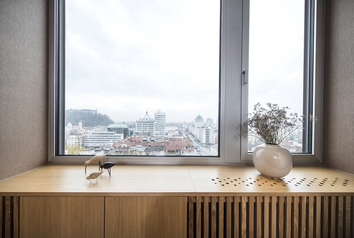 interior-Tina Rugelj_foto-Klemen Razinger_OF K_pogled skozi okno-look through window_03.jpg