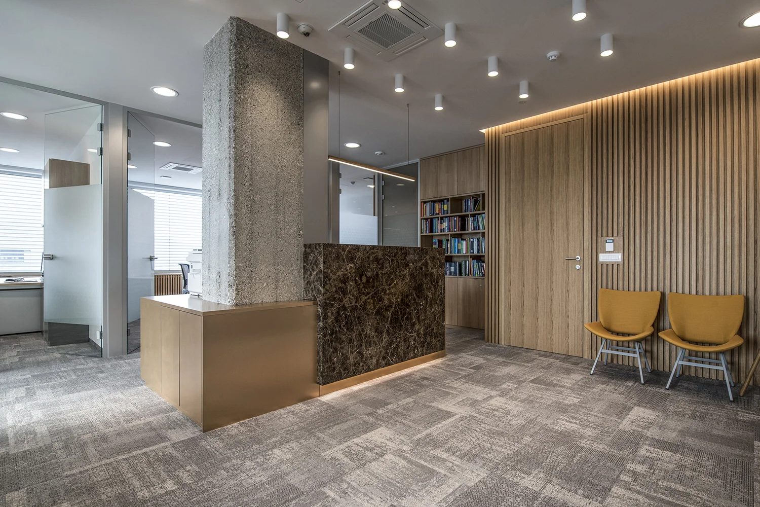 interior-Tina Rugelj_foto-Klemen Razinger_OF K_sprejemni pult-reception desk_07.jpg