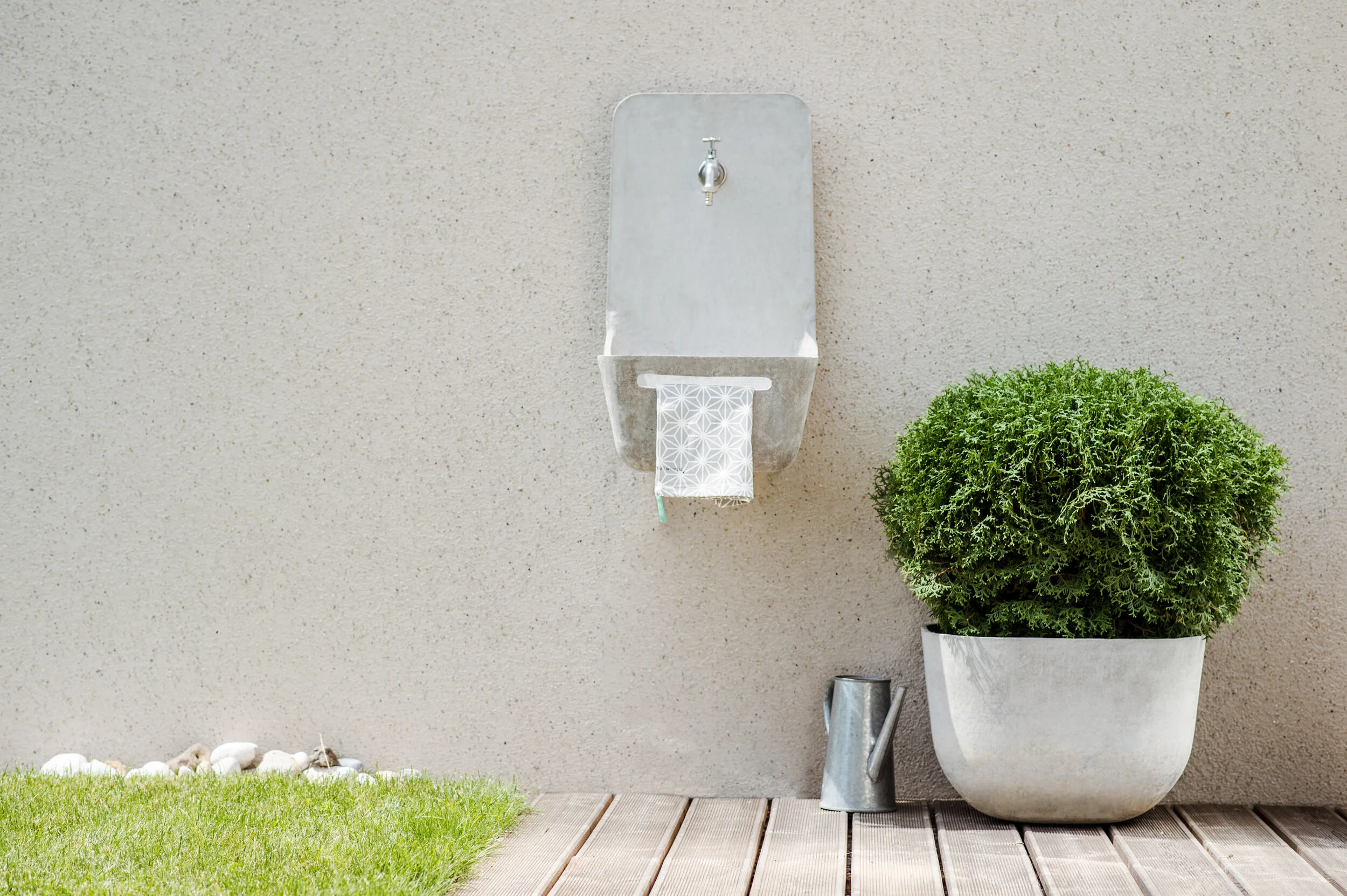 ConcreteGarden_foto-KRazinger_design concrete furniture_concrete sink_concrete planter 4in1.jpg