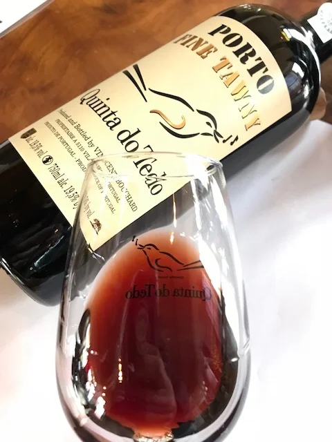 Fine Tawny de 6/8 ans d’âge – notre Porto le plus vendu ! Brique foncée aux tonalités orange – un jeune Tawny avec une pointe de fruits secs, de zeste d’orange, de cannelle, d’épices et de boisé.