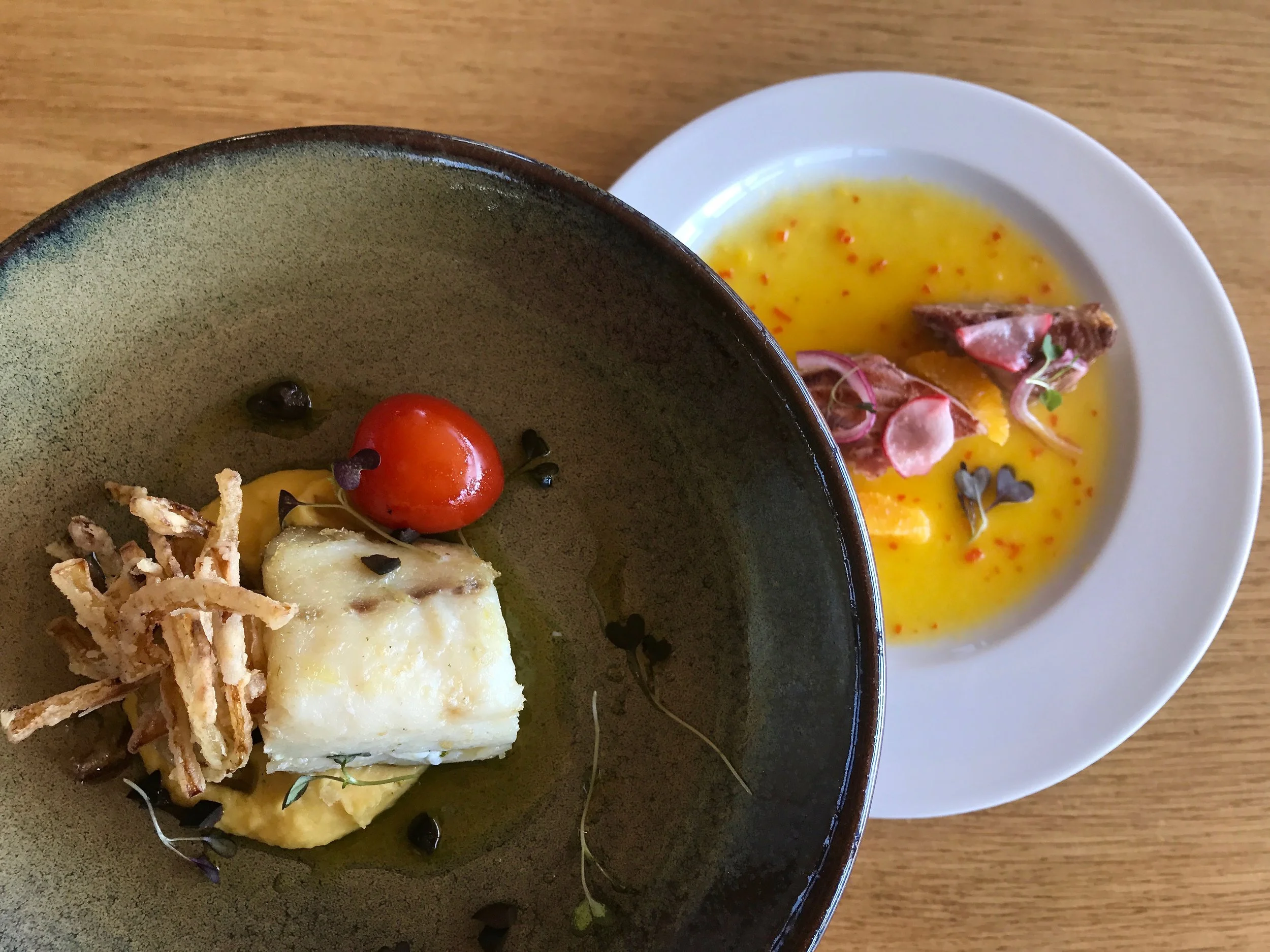 Confit de Bacalhau (morue), oignons croustillants, tapenade d’olives, purée de pois chiches (à gauche), thon poêlé, oignons au vinaigre et radis, coulis d’orange au poivre (à droite).