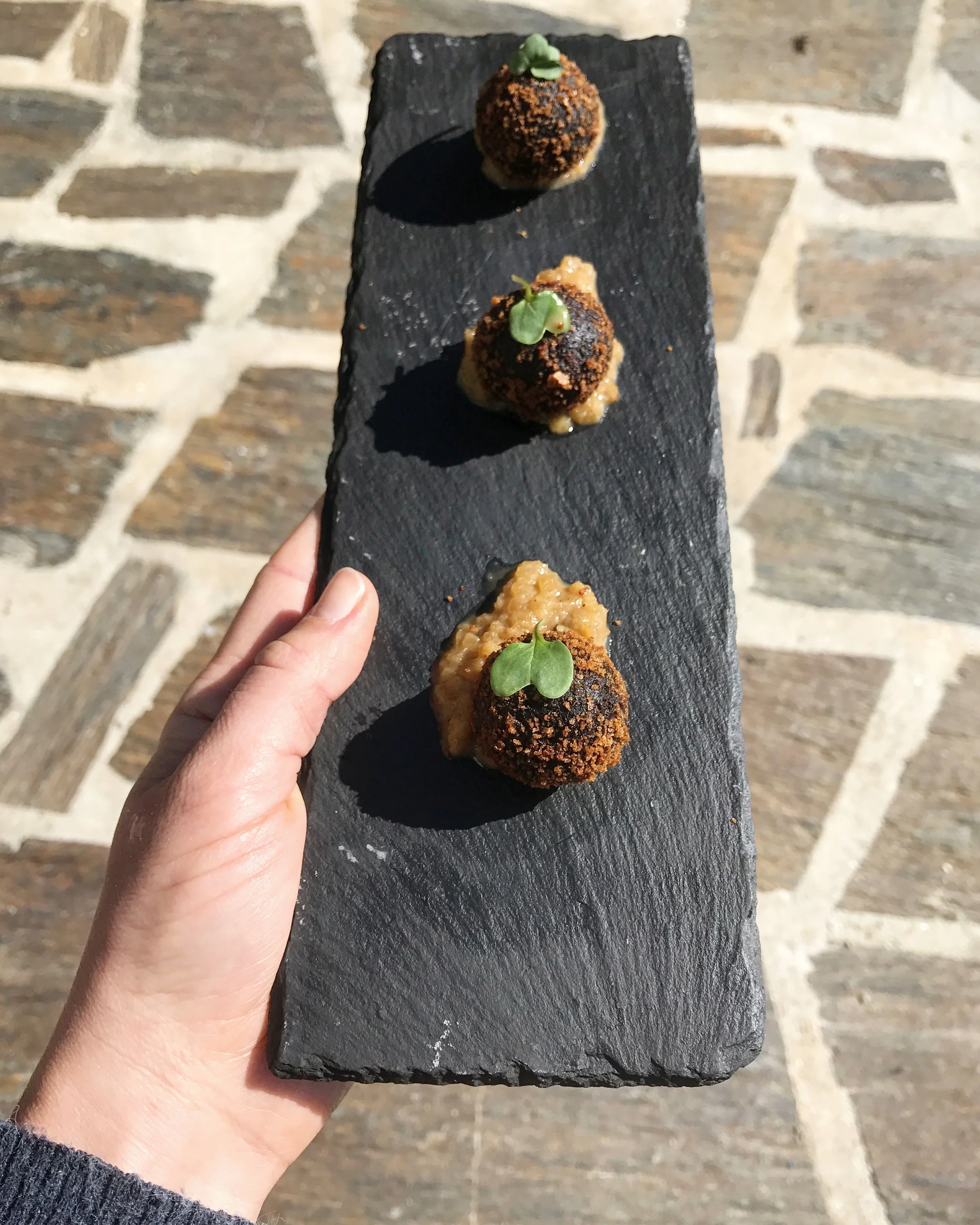 Croquettes de saucisses à la Morcela, chutney de pomme épicée.