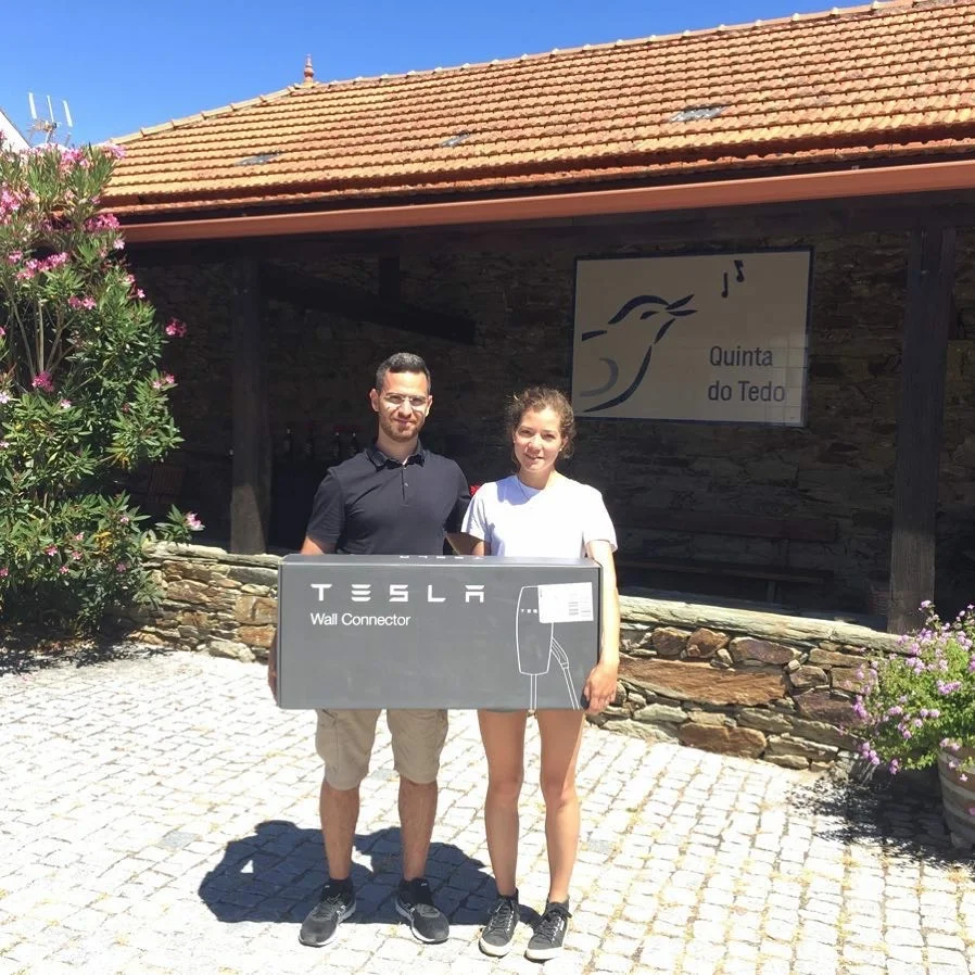 Fiers de faire partie du mouvement VE! Photo de Sérgio Costa du Portugal EV Tours et Odile lorsque notre connecteur mural Tesla est arrivé.