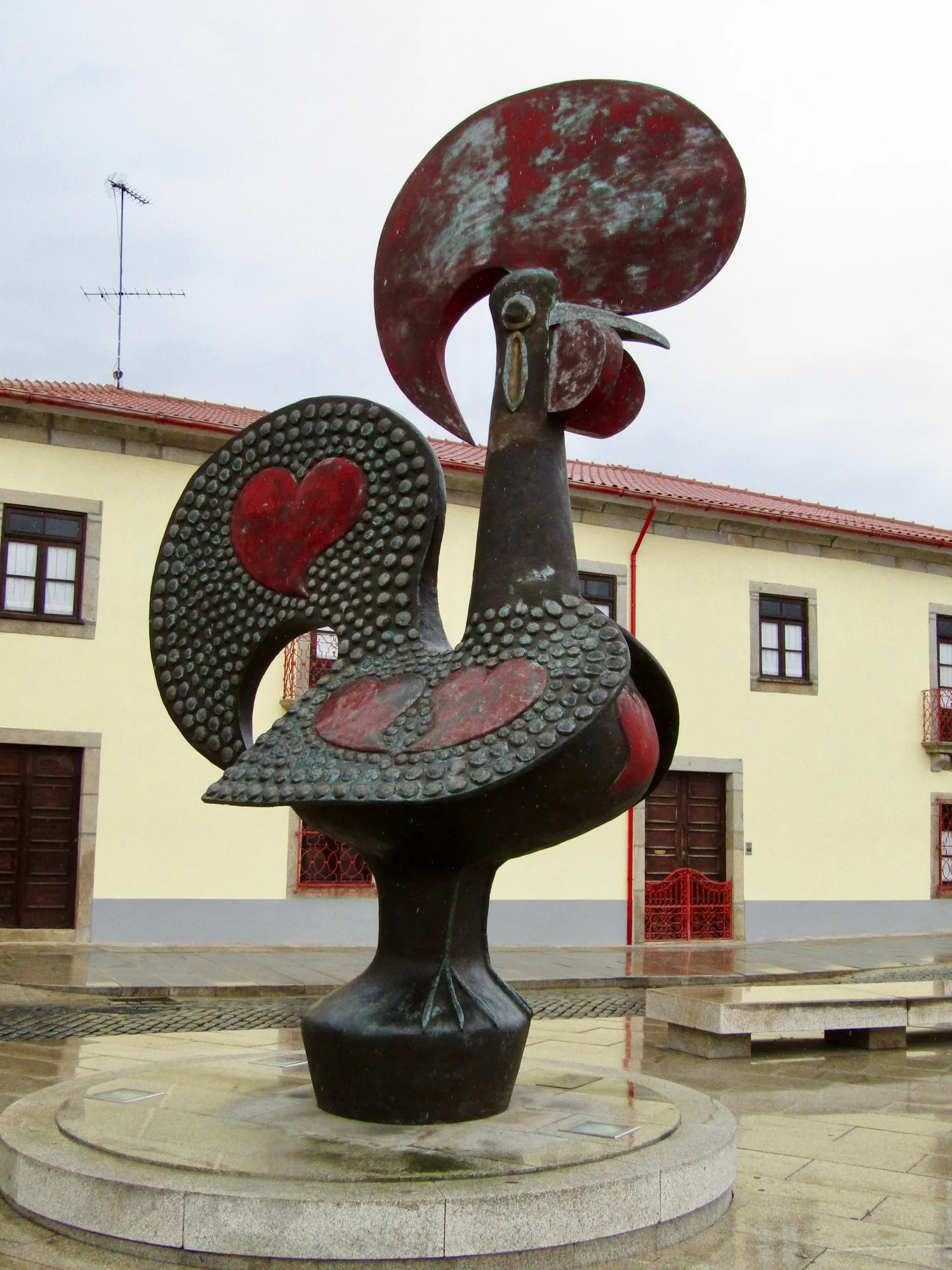 Proudly standing Portugal’s emblematic rooster!