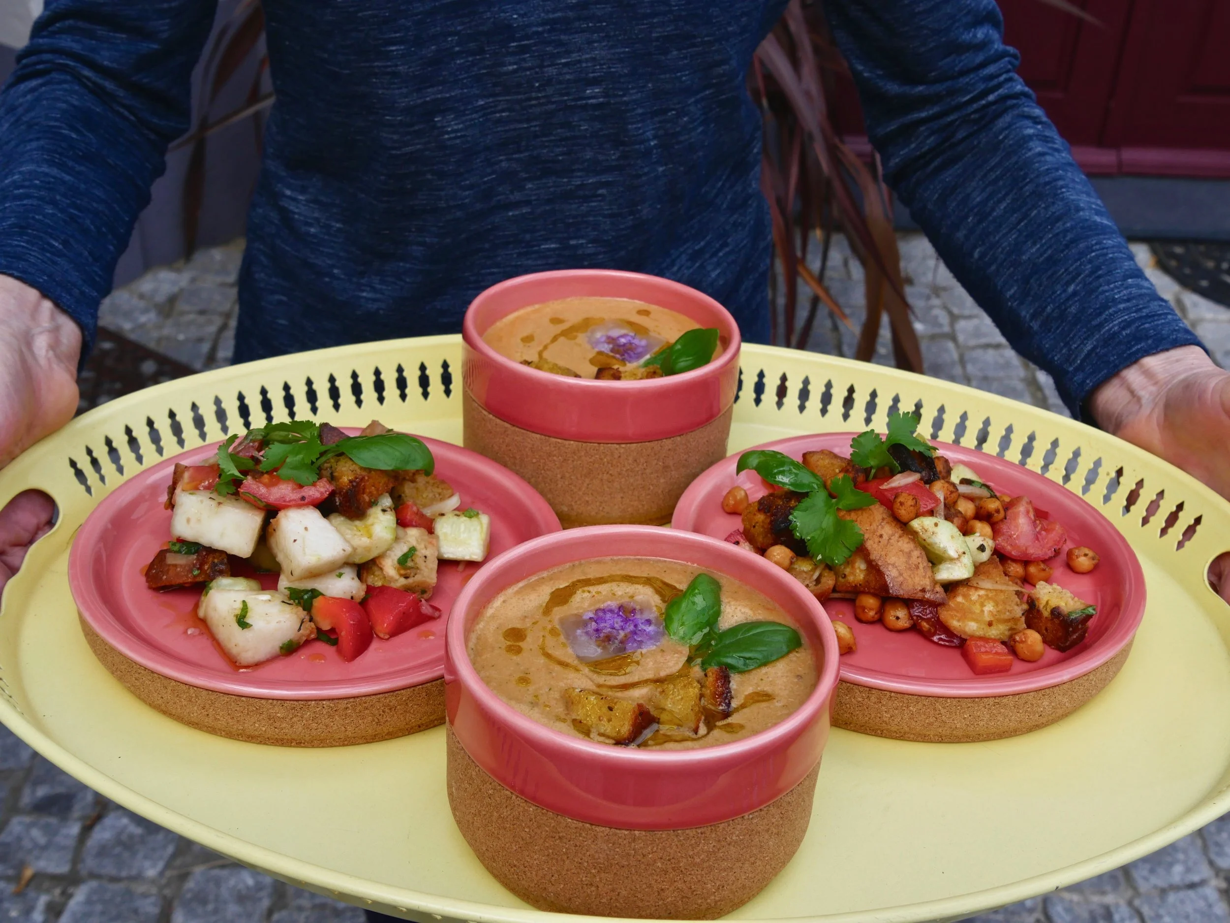 Le gaspacho d'Odile et sa salade estivale de tomates, melon et panzanella.