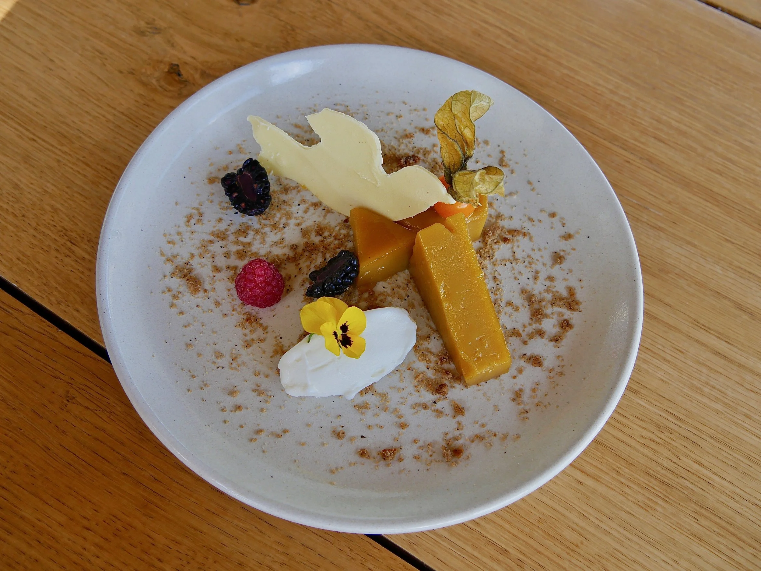 L'Abade de Prisco, flan portugais riche en caramel, couronné par notre oiseau de Quinta do Tedo en chocolat blanc, parfait pour accompagner l'un de nos Portos Tawny.