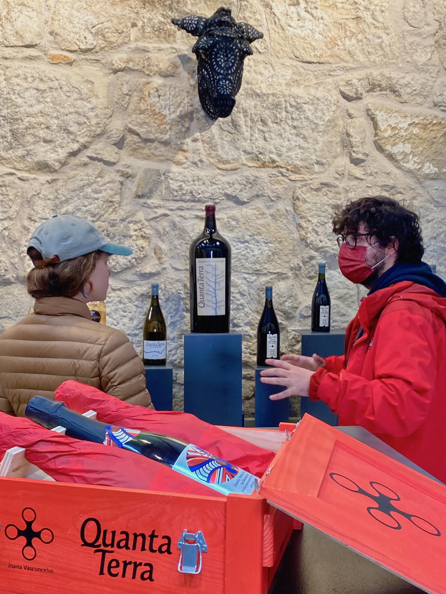 Pedro en action avec un âne qui le surveille.