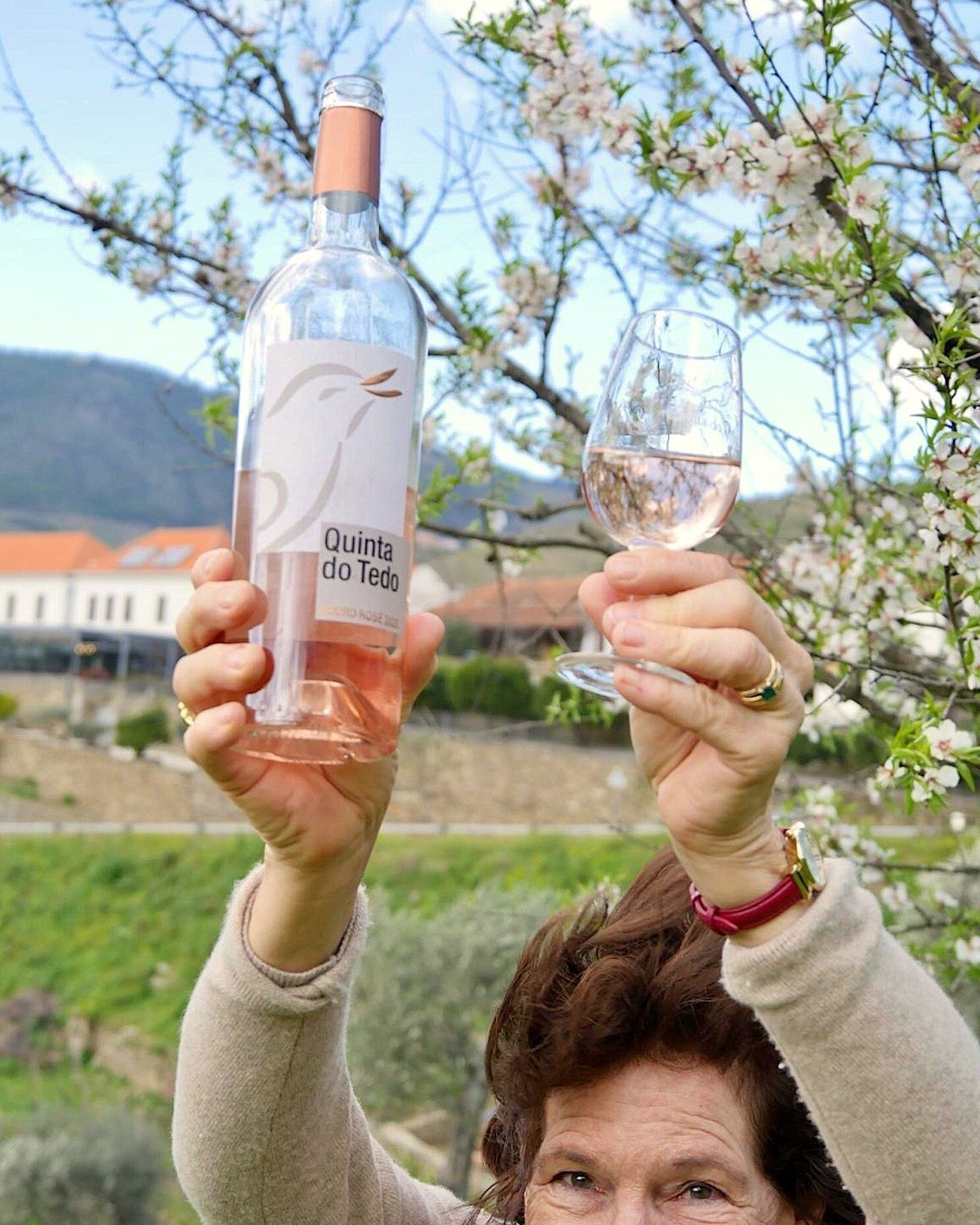 PT: Neste Dia Internacional da Mulher, brindamos com o nosso delicioso Douro DOC Ros&eacute; - n&atilde;o porque &eacute; cor-de-rosa e feminino, mas porque &eacute; fresco e elegante, complexo e convivial - o vinho perfeito para celebrar, tanto para