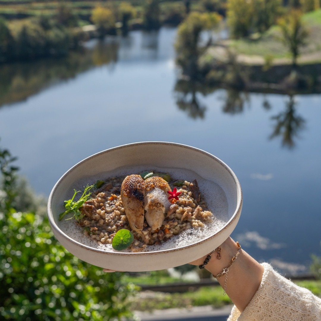 No nosso restaurante, cada prato conta uma hist&oacute;ria de tradi&ccedil;&atilde;o, criatividade e amor pela gastronomia. Venha saborear esta experi&ecirc;ncia &uacute;nica!
⠀⠀⠀⠀⠀⠀⠀⠀⠀⠀
🍽️: Cuscus de Vinhais de Perdiz Vermelha
⠀⠀⠀⠀⠀⠀⠀⠀⠀⠀
Fa&ccedil;