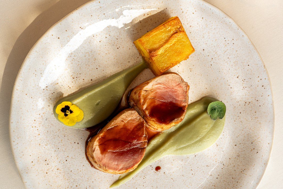Lombinho de Porco B&iacute;saro, Pur&eacute; de Ma&ccedil;&atilde; e Terrina de Batata 🍴
⠀⠀⠀⠀⠀⠀⠀⠀⠀⠀
//
⠀⠀⠀⠀⠀⠀⠀⠀⠀⠀
B&iacute;saro Pork Tenderloin, Apple Puree and Potato Terrine 🍴
Fa&ccedil;a a sua reserva atrav&eacute;s do / Make your reservation by