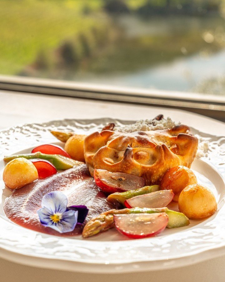 Empada de aves, ma&ccedil;&atilde;, uva e espargos🍴
⠀⠀⠀⠀⠀⠀⠀⠀⠀⠀
//
⠀⠀⠀⠀⠀⠀⠀⠀⠀⠀
Poultry pie, apple, grape and asparagus🍴
⠀⠀⠀⠀⠀⠀⠀⠀⠀⠀
Fa&ccedil;a a sua reserva atrav&eacute;s do / Make your reservation by calling:
⠀⠀⠀⠀⠀⠀⠀⠀⠀⠀
📞 +351 910 832 707 (chamada