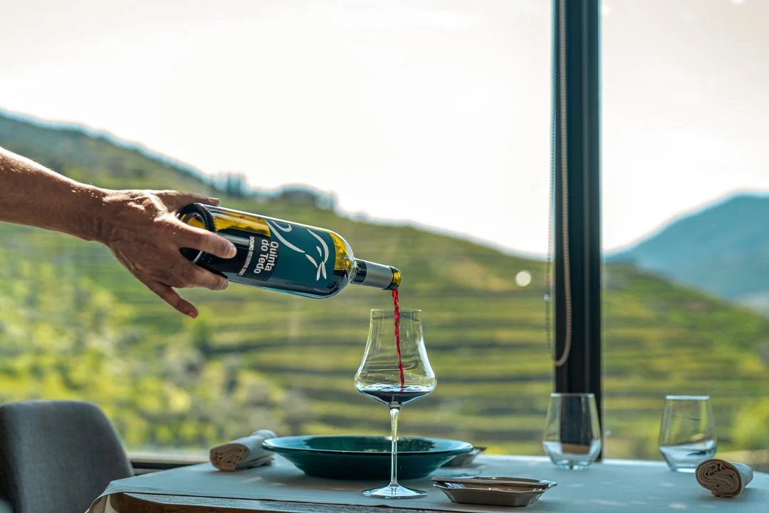 Um copo de vinho, uma mesa posta e o Douro como pano de fundo.
⠀⠀⠀⠀⠀⠀⠀⠀⠀⠀
//
⠀⠀⠀⠀⠀⠀⠀⠀⠀⠀
A glass of wine, a table set for dinner, and the Douro River as a backdrop.
⠀⠀⠀⠀⠀⠀⠀⠀⠀⠀
📞 +351 910 832 707 (chamada para a rede m&oacute;vel nacional | call for t