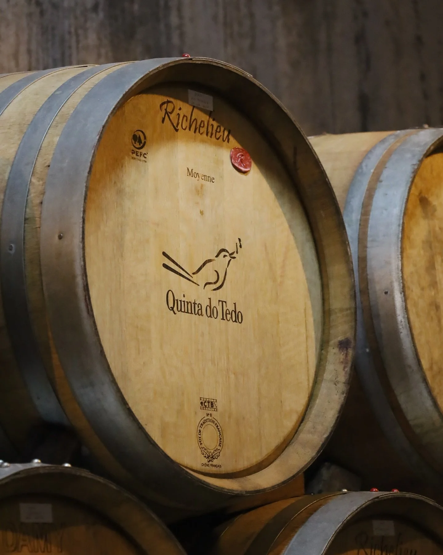 ᴘᴛ 🍷 𝗢 𝗽𝗮𝗽𝗲𝗹 𝗱𝗼 𝗰𝗮𝗿𝘃𝗮𝗹𝗵𝗼 𝗳𝗿𝗮𝗻𝗰𝗲̂𝘀 𝗻𝗼 𝗲𝗻𝘃𝗲𝗹𝗵𝗲𝗰𝗶𝗺𝗲𝗻𝘁𝗼 𝗱𝗼 𝗣𝗼𝗿𝘁𝗼 𝗧𝗮𝘄𝗻𝘆

Ap&oacute;s as vindimas, inicia-se o processo de envelhecimento, uma etapa crucial na defini&ccedil;&atilde;o do perfil e da compl