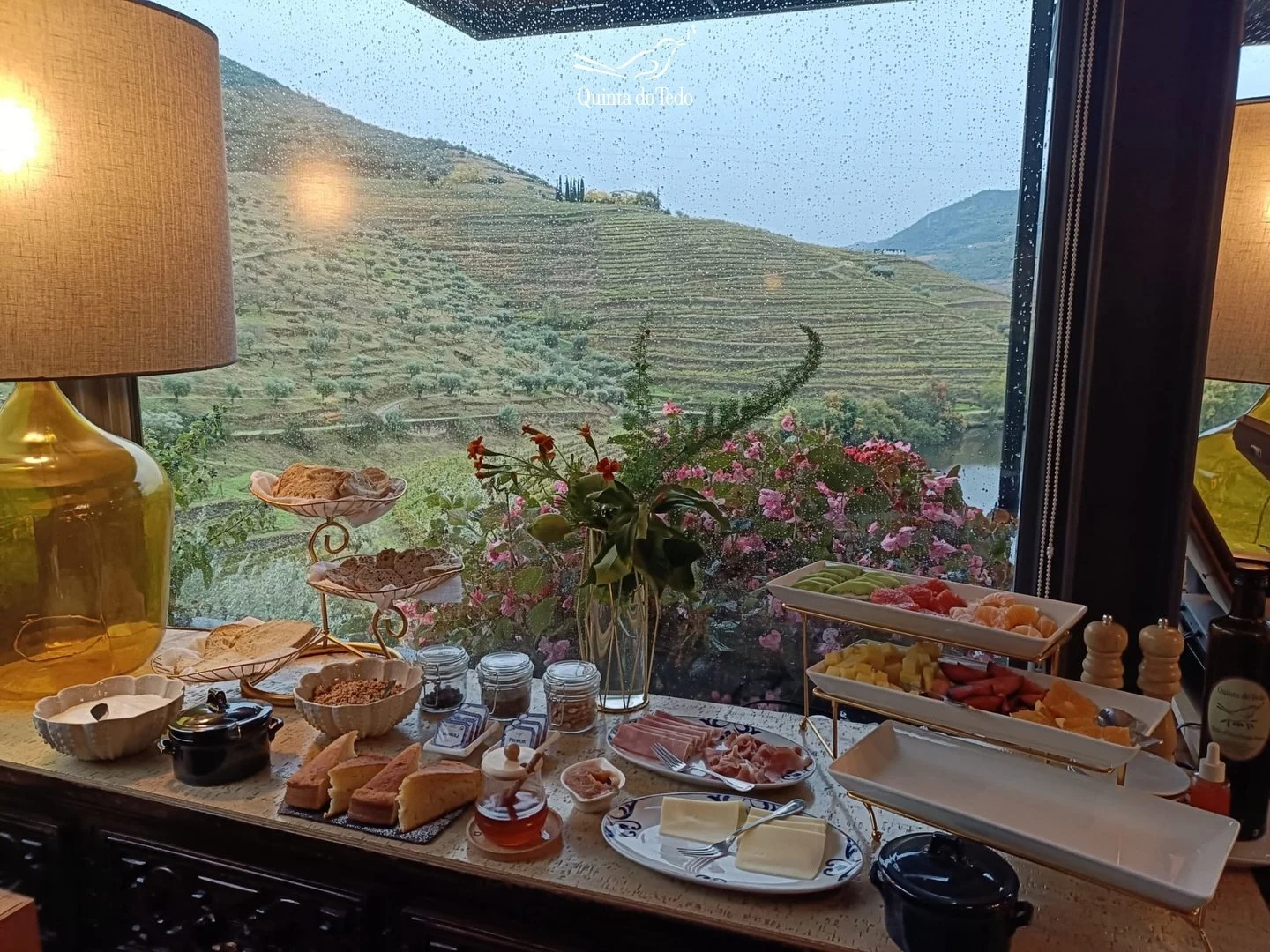 ᴘᴛ Uma manh&atilde; chuvosa, um pequeno-almo&ccedil;o delicioso e uma vista deslumbrante sobre o Vale do Tedo. &Agrave;s vezes, o melhor plano &eacute; o mais simples ❤️

Reserve a sua estadia no nosso B&amp;B em quintadotedo.com

ᴇɴ A rainy morning,