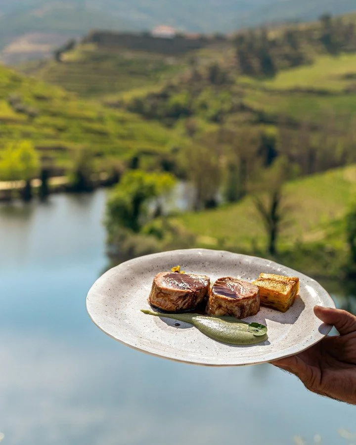 Lombinho de Porco B&iacute;saro, Pur&eacute; de Ma&ccedil;&atilde; e Terrina de Batata 🍴
⠀⠀⠀⠀⠀⠀⠀⠀⠀⠀
//
⠀⠀⠀⠀⠀⠀⠀⠀⠀⠀
B&iacute;saro Pork Tenderloin, Apple Puree and Potato Terrine 🍴
⠀⠀⠀⠀⠀⠀⠀⠀⠀⠀
Fa&ccedil;a a sua reserva atrav&eacute;s do / Make your res